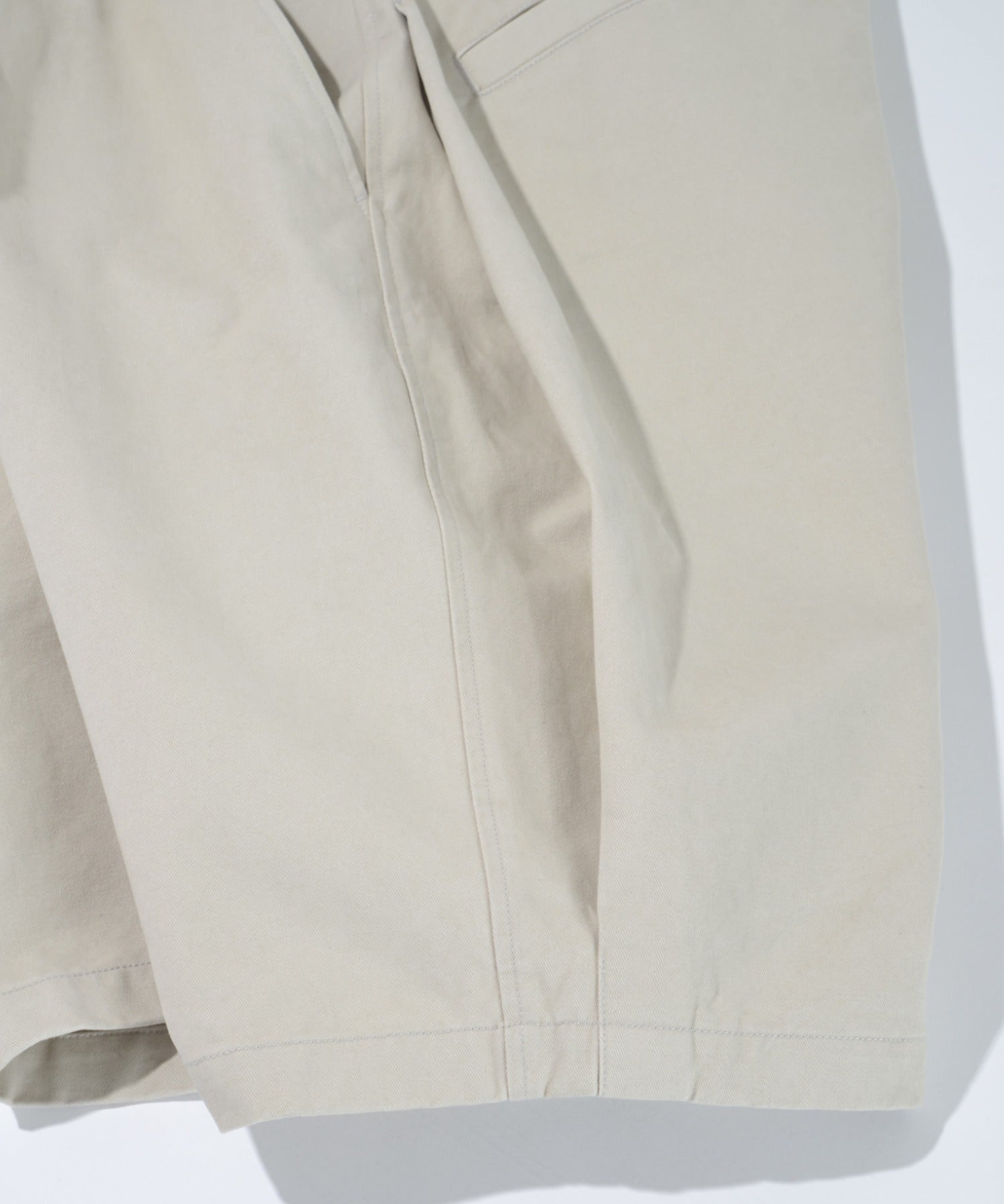 Pigment dyed Twill side-tuck shorts - beige