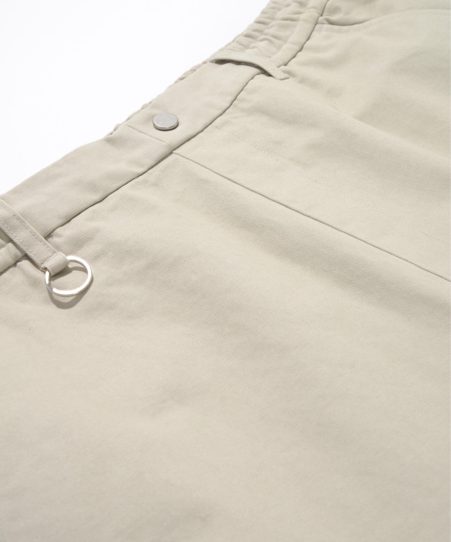 Pigment dyed Twill side-tuck shorts - beige