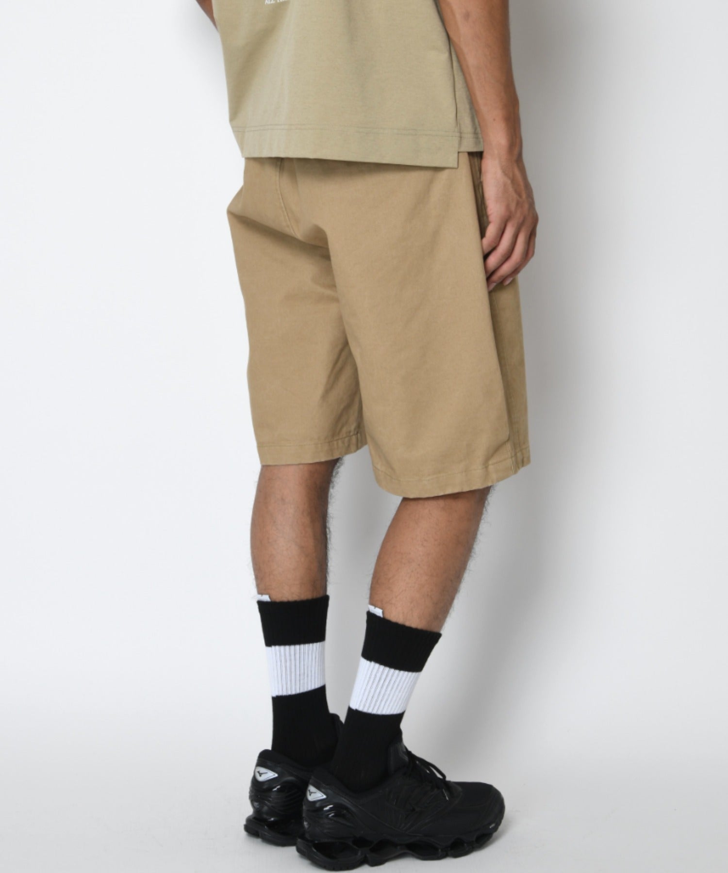 Pigment dyed Twill side-tuck shorts - beige
