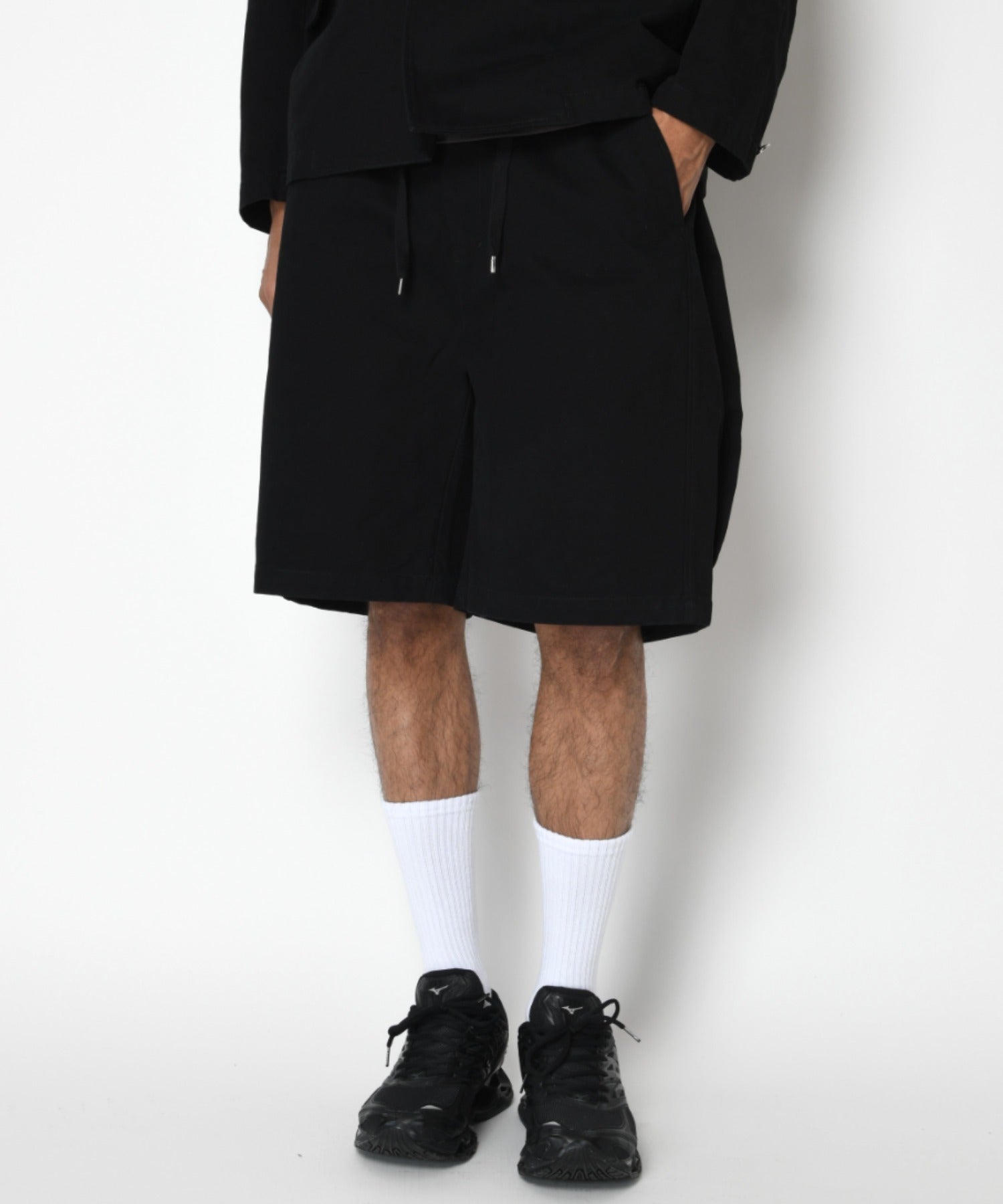 Pigment dyed Twill side-tuck shorts - black