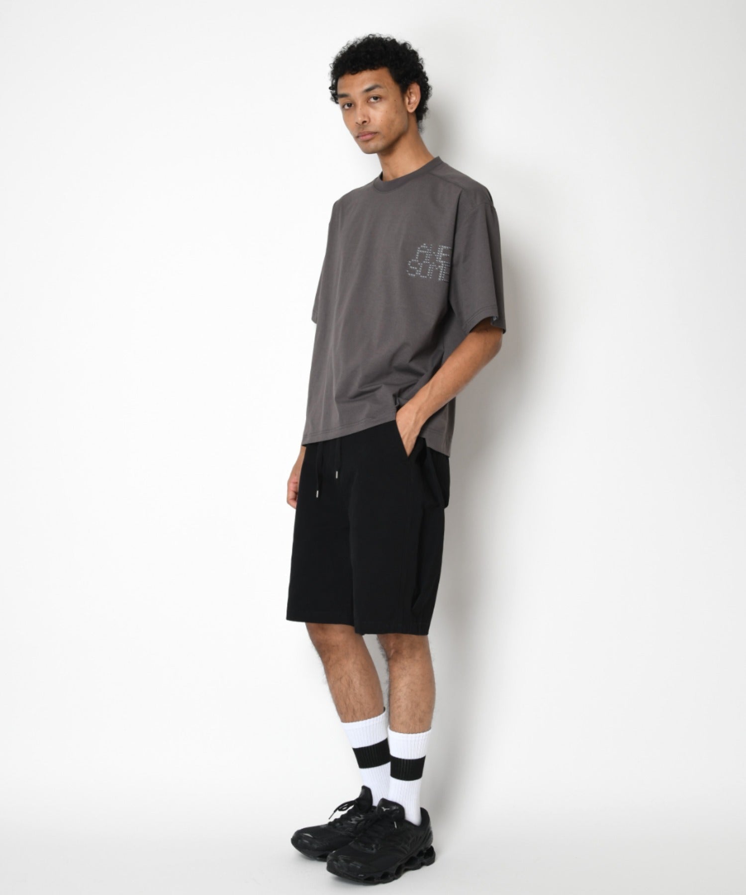 Pigment dyed Twill side-tuck shorts - black