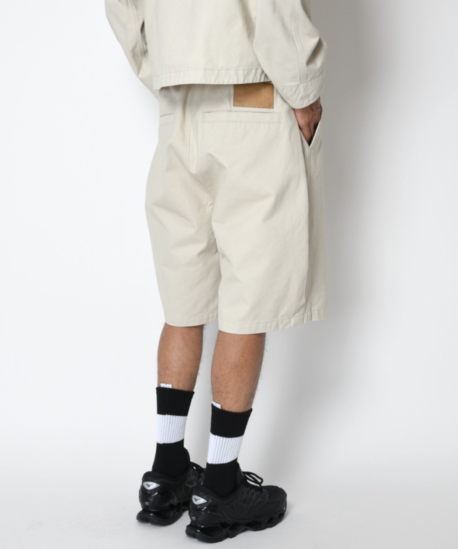 Pigment dyed Twill side-tuck shorts - ivory