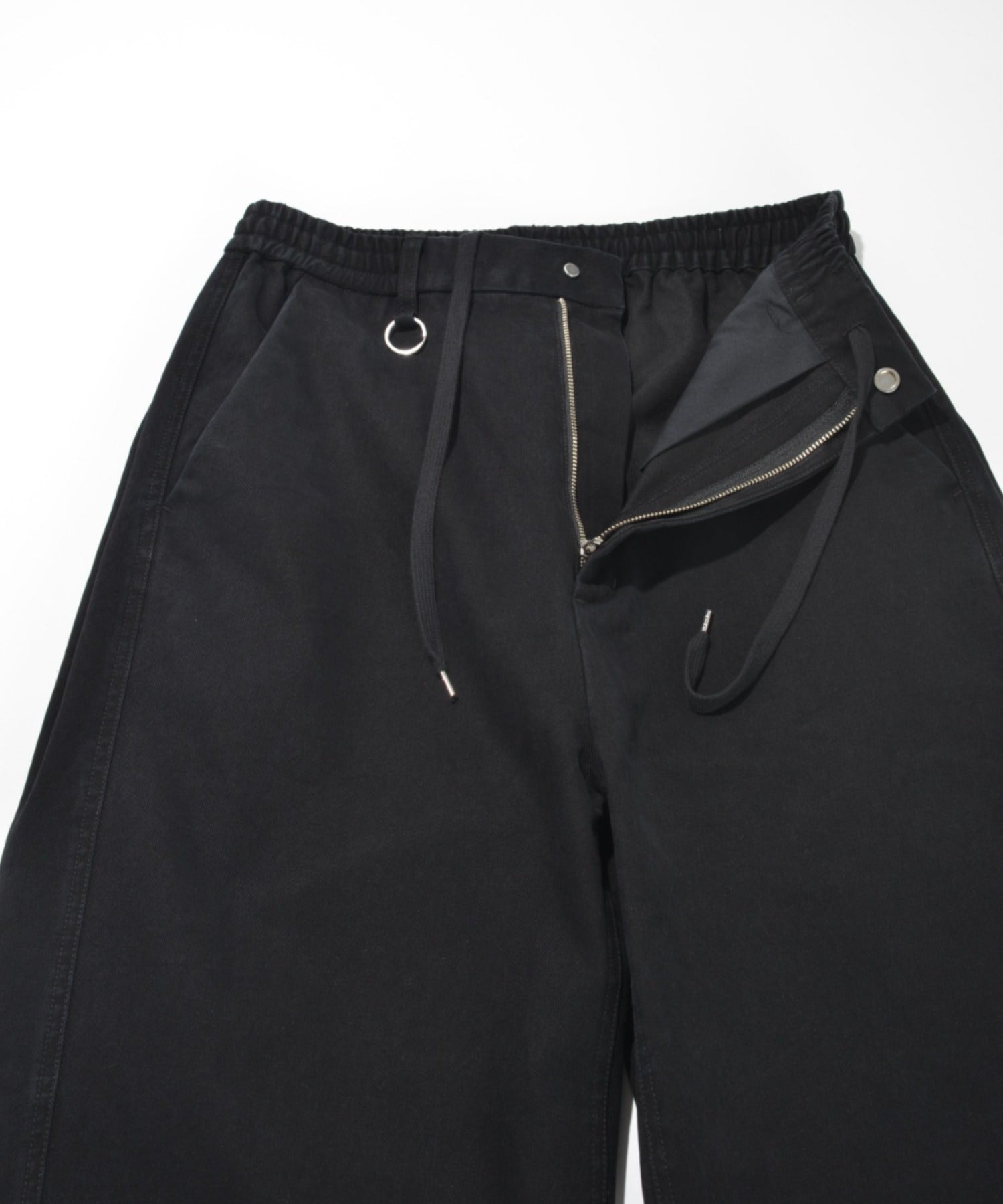 Pigment dyed side-tuck wide trousers - black