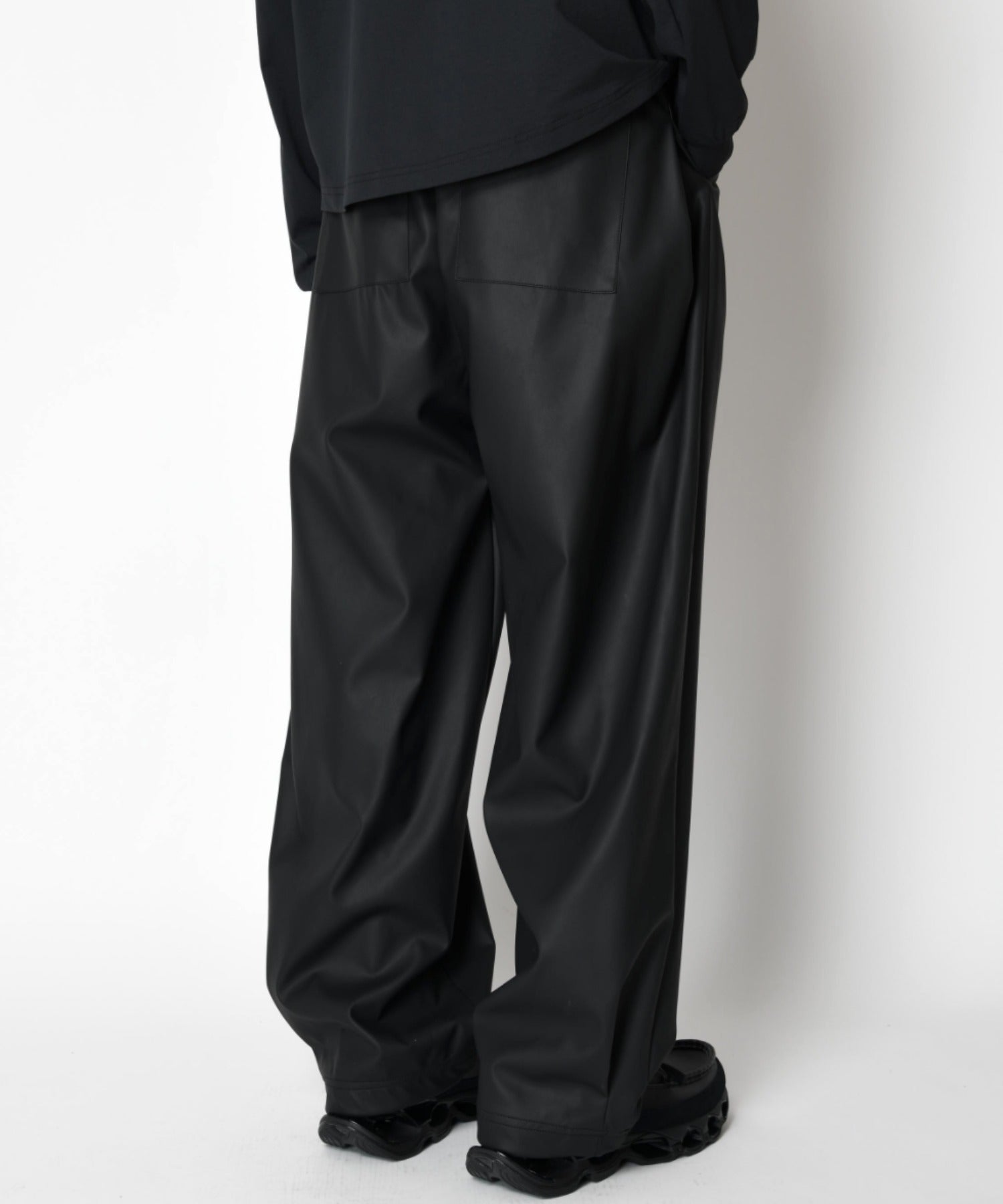 Side-tuck balloon pants - matte black