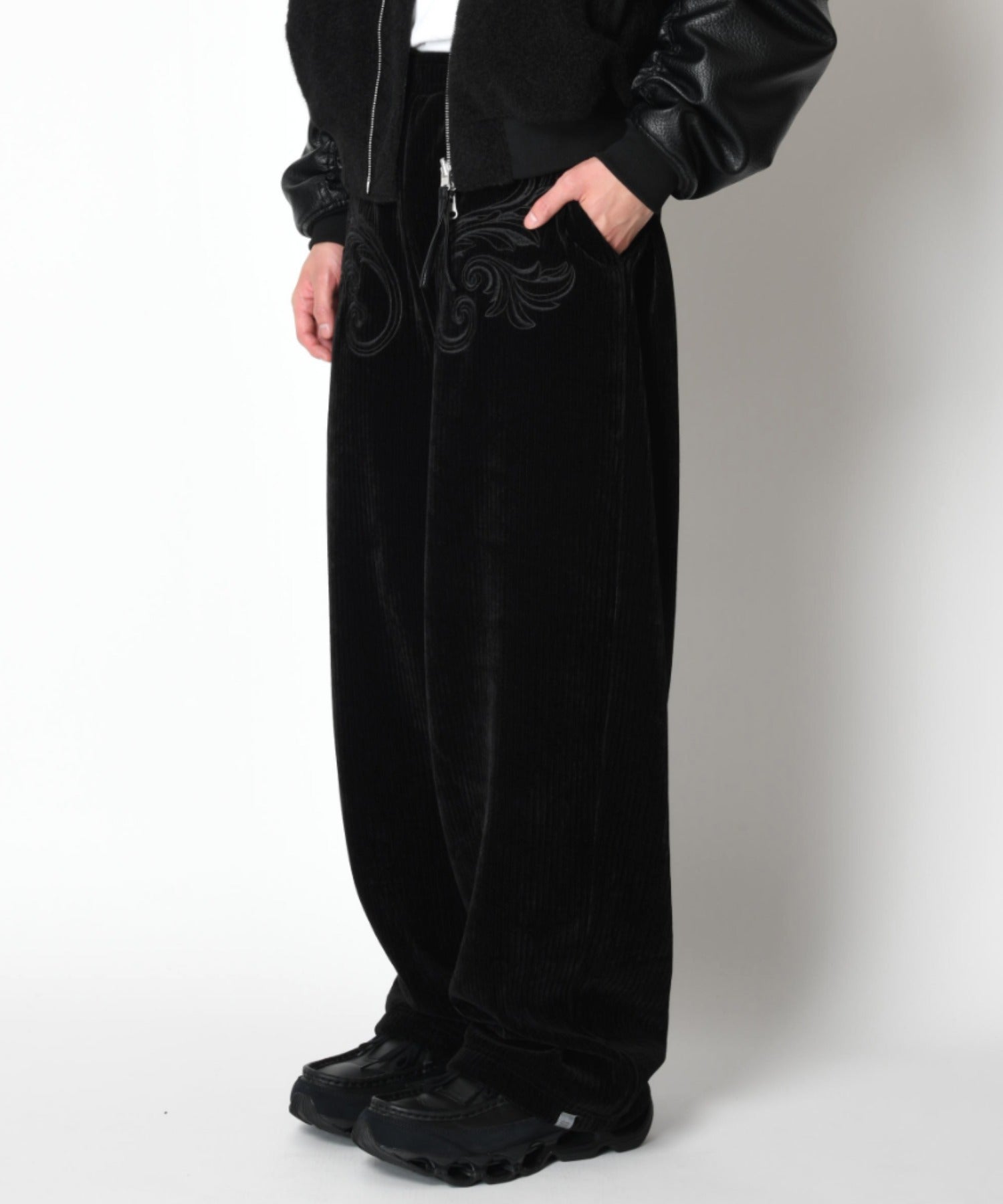 Stretch corduroy Side-tuck balloon pants - black