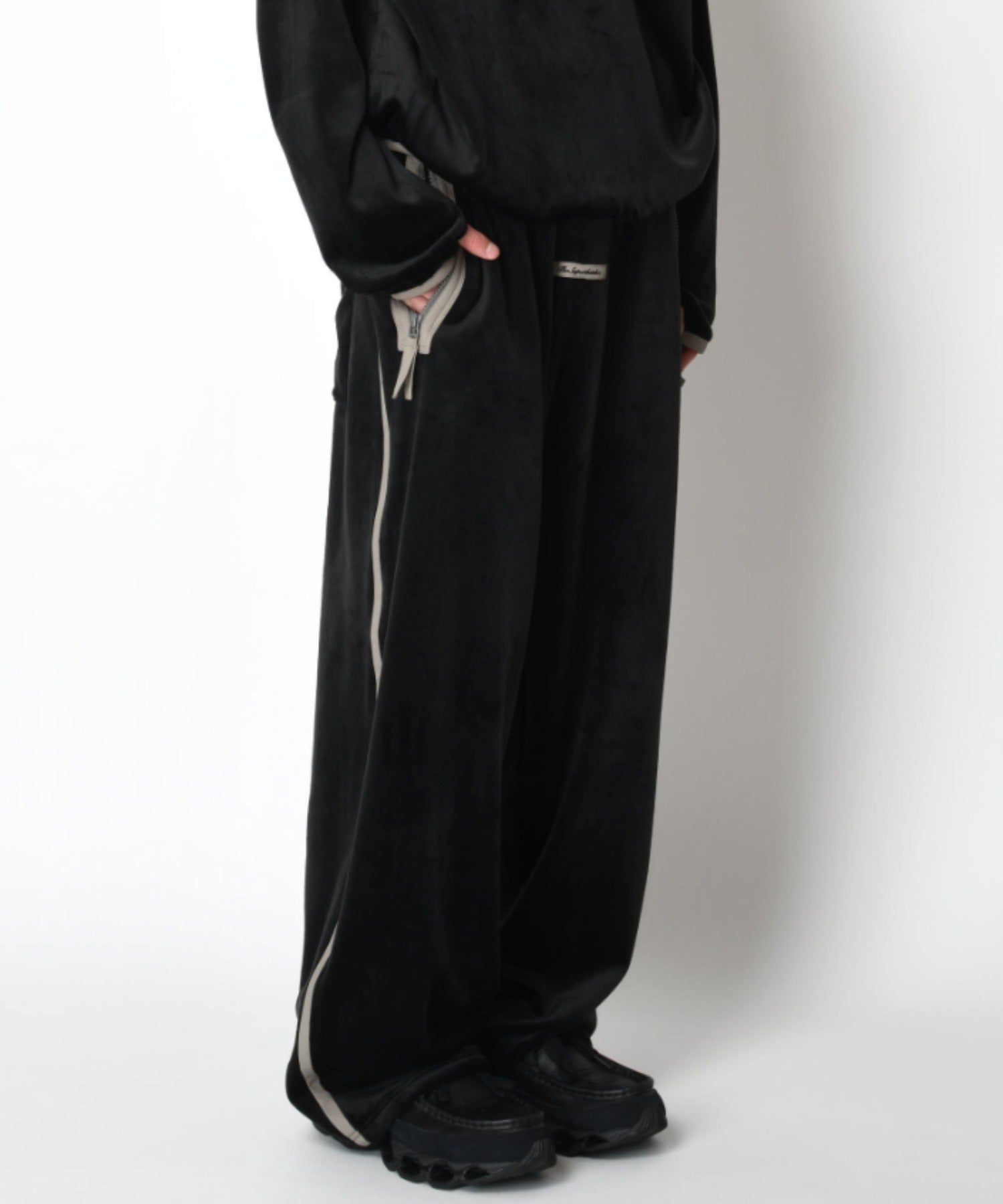 Velour barrel leg line pants - black/gy