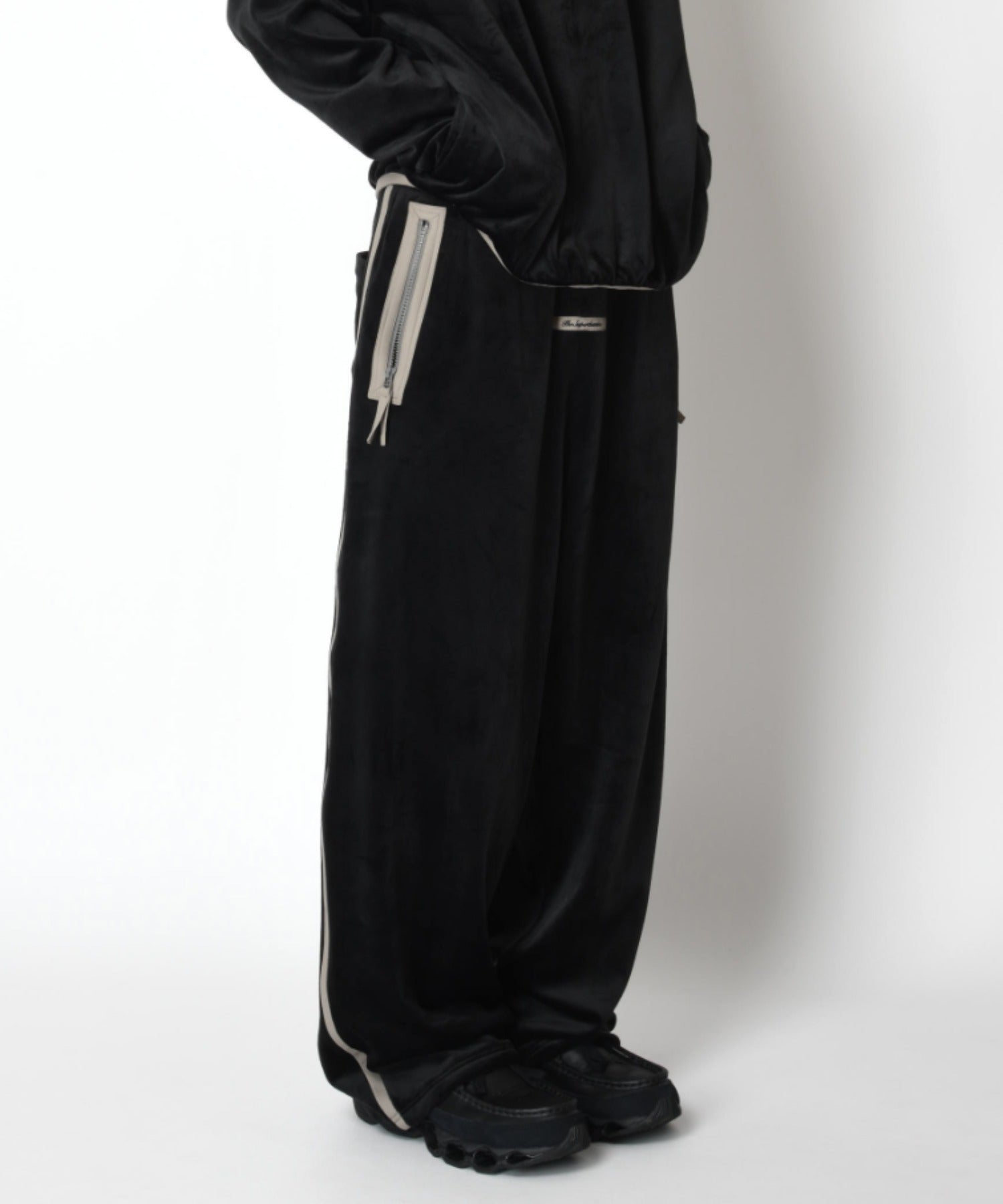 Velour barrel leg line pants - black/gy