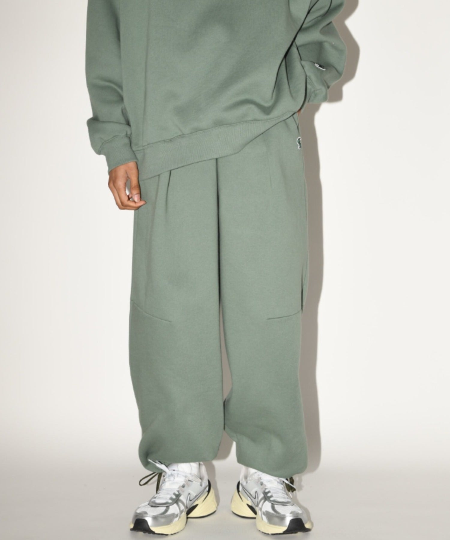 Wide tuck sweat trousers - almond green