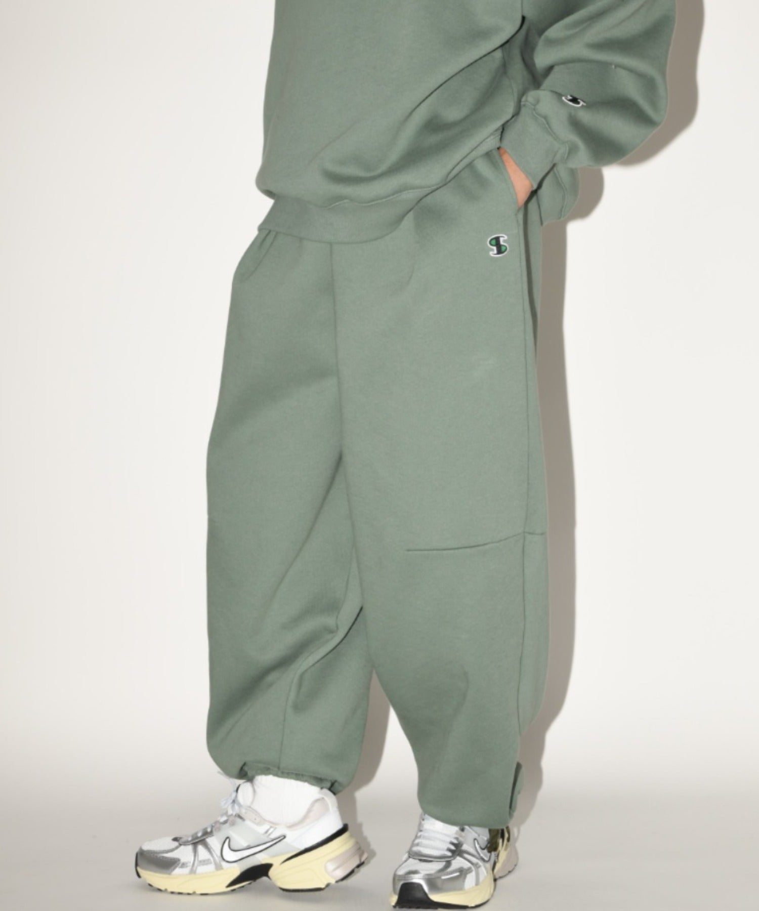Wide tuck sweat trousers - almond green