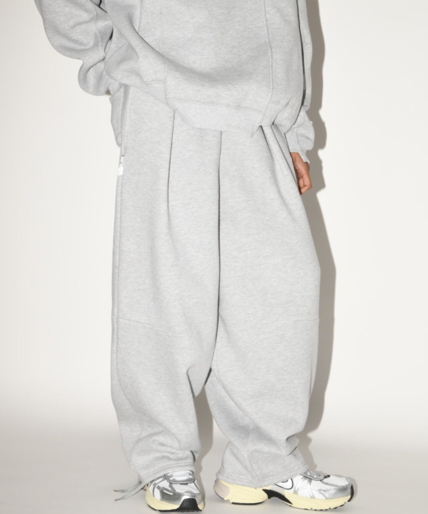 Wide tuck sweat trousers - almond green