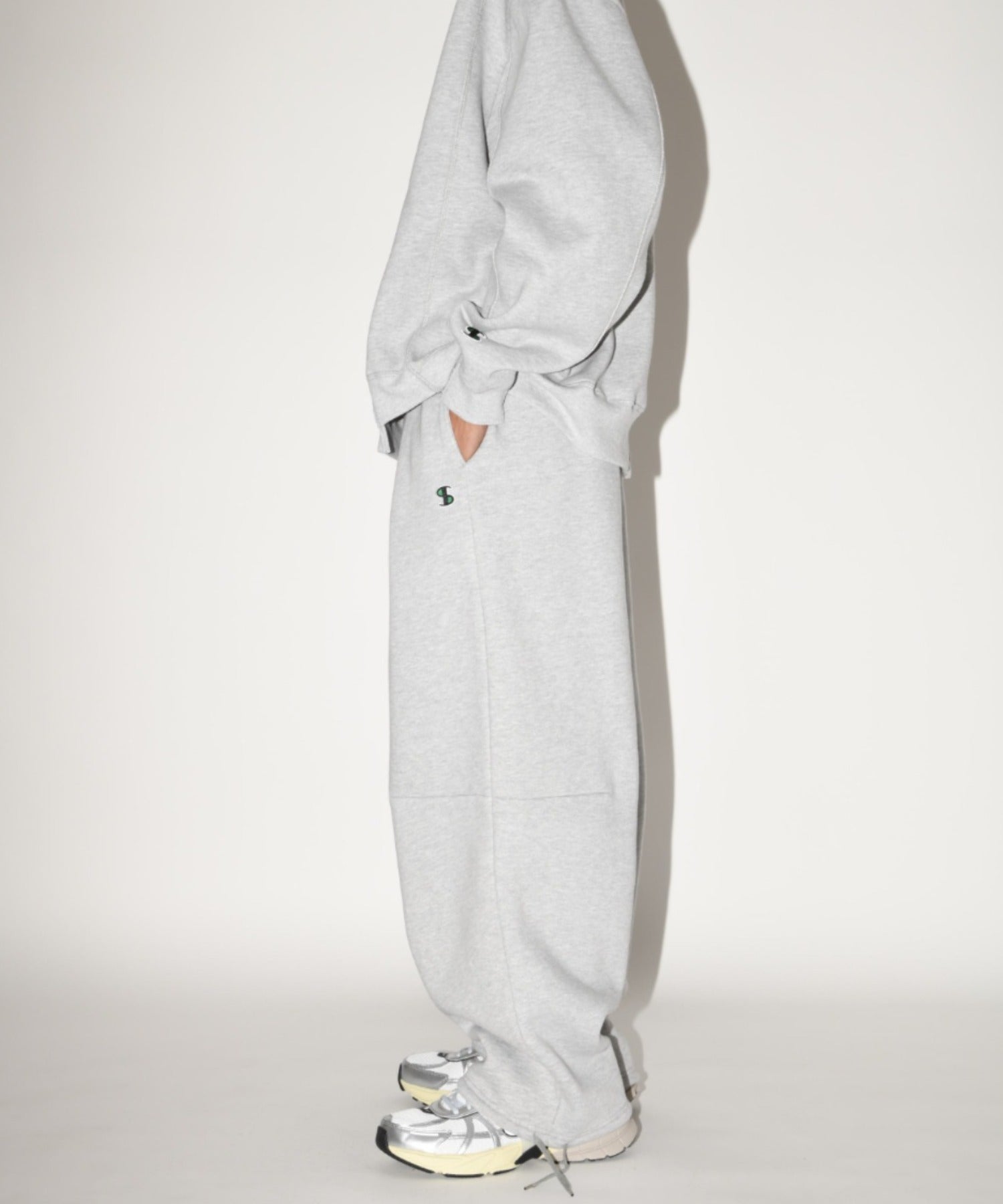 Wide tuck sweat trousers - almond green