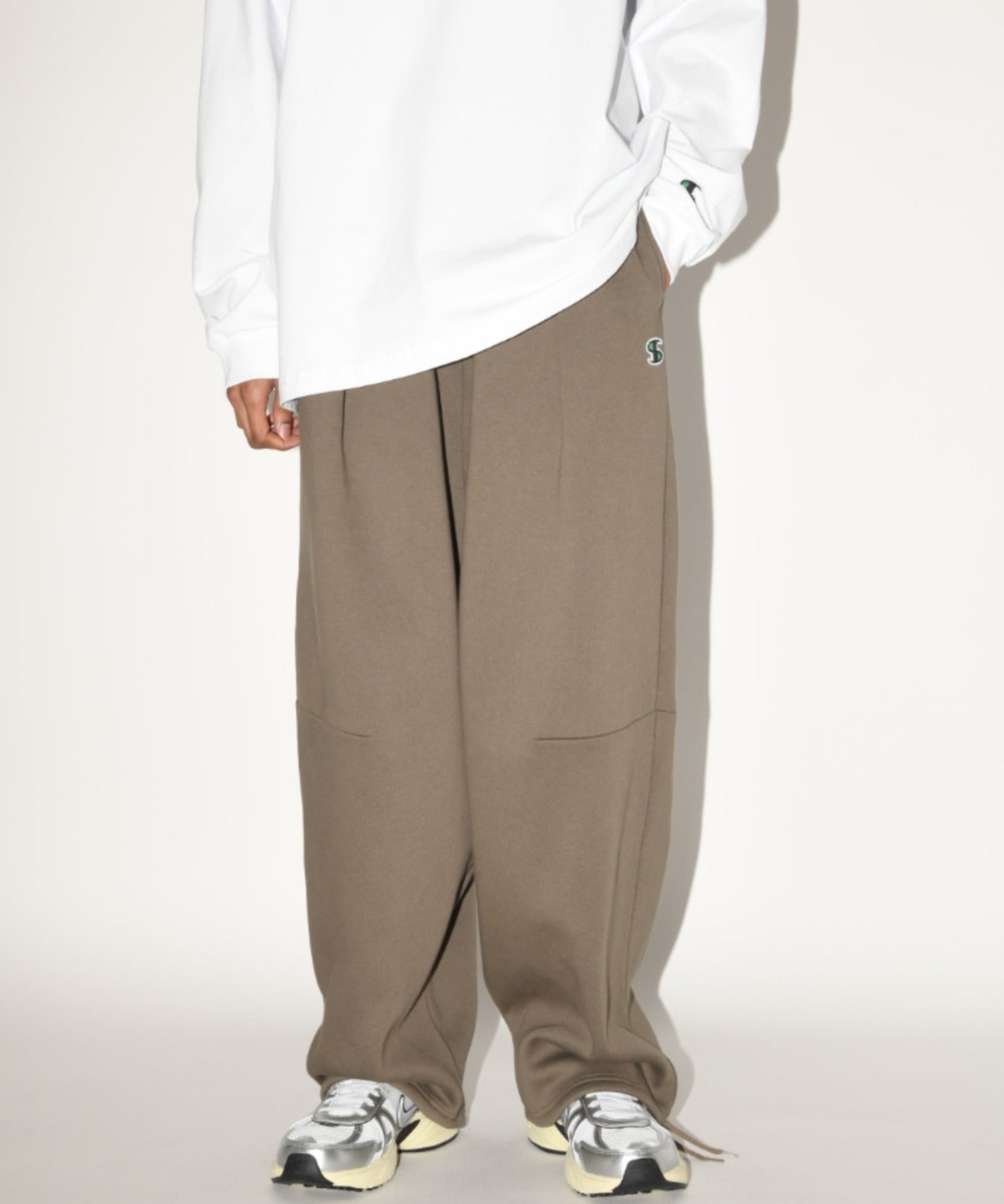 Wide tuck sweat trousers - almond green