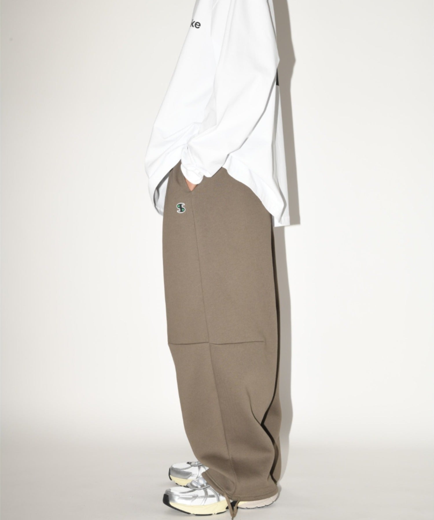 Wide tuck sweat trousers - almond green