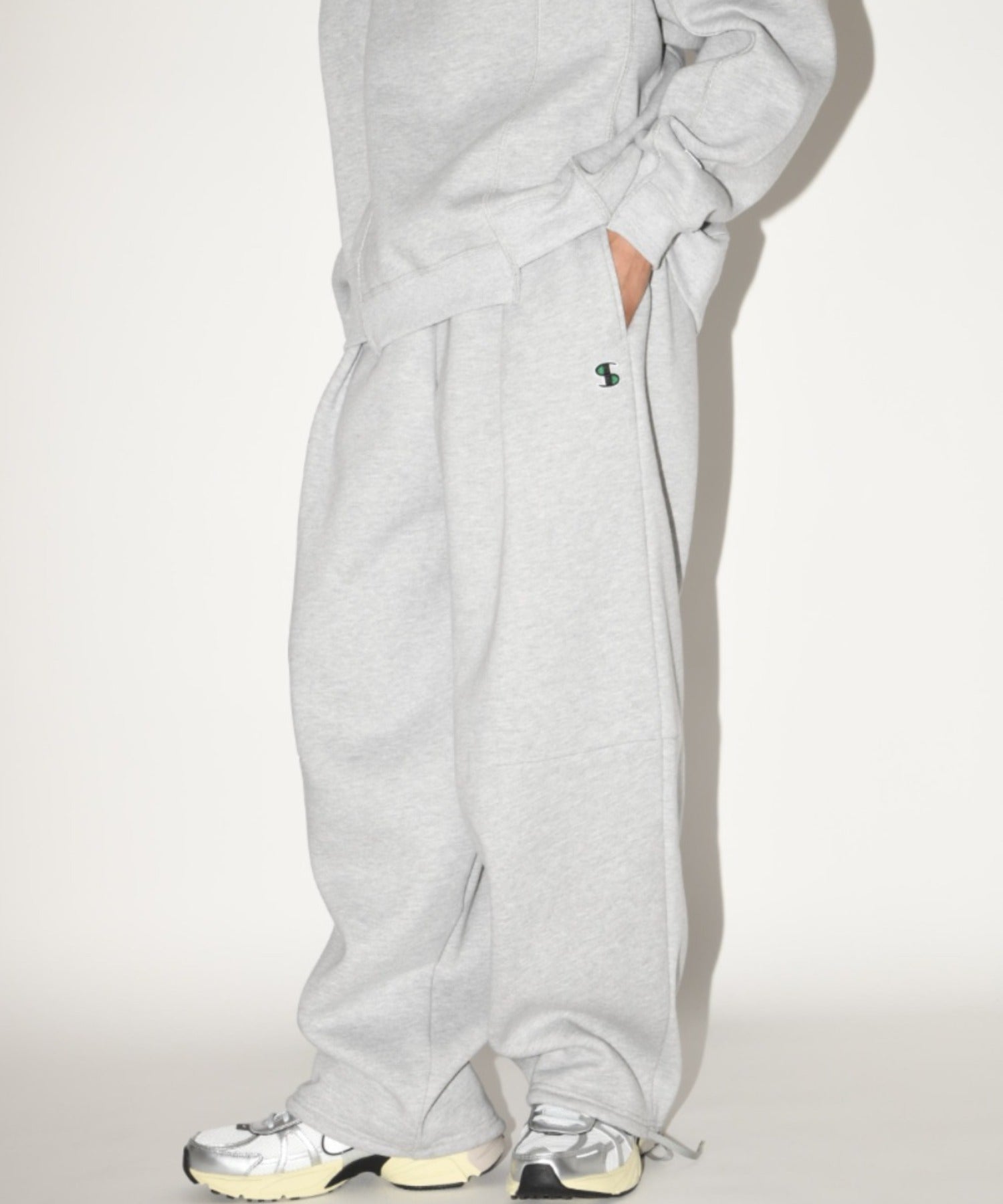 Wide tuck sweat trousers - almond green