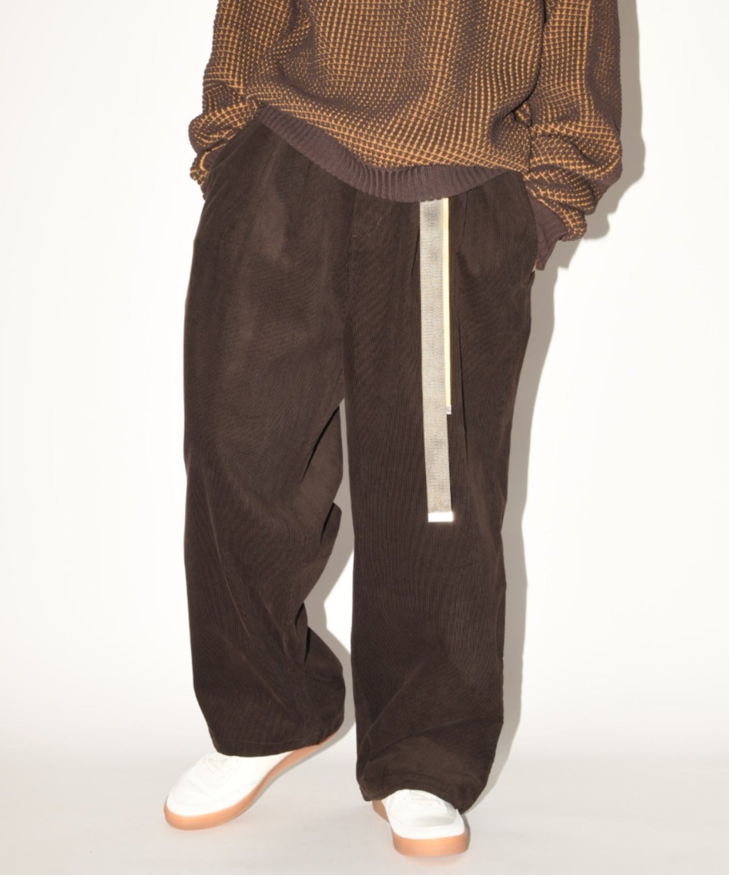 Corduroy neo slacks - black