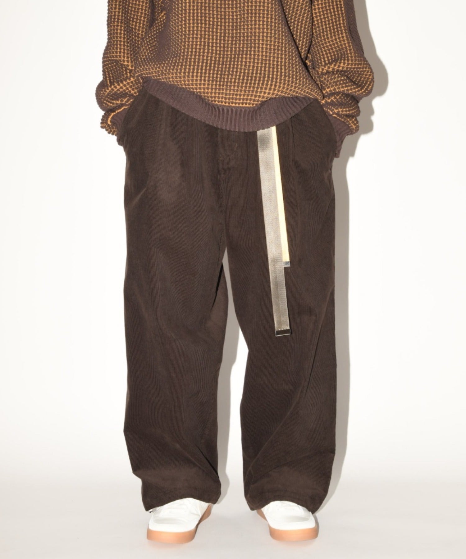 Corduroy neo slacks - black