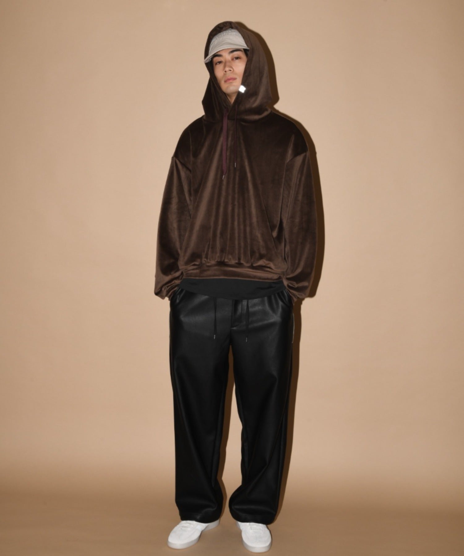 Velour Short Hoodie - black