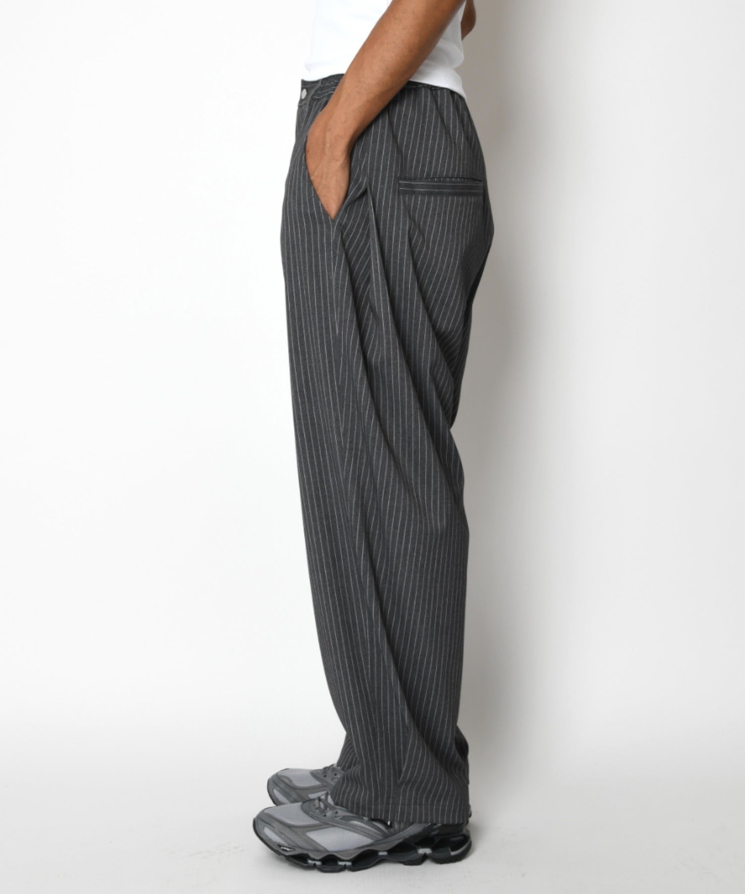 TR Pinstripe Side-tuck Wide Pants - gray/white