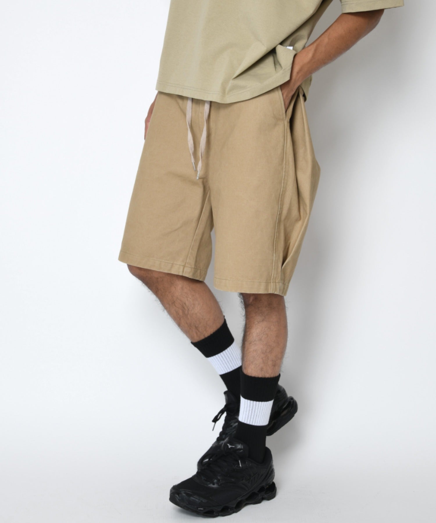 Pigment dyed Twill side-tuck shorts - beige