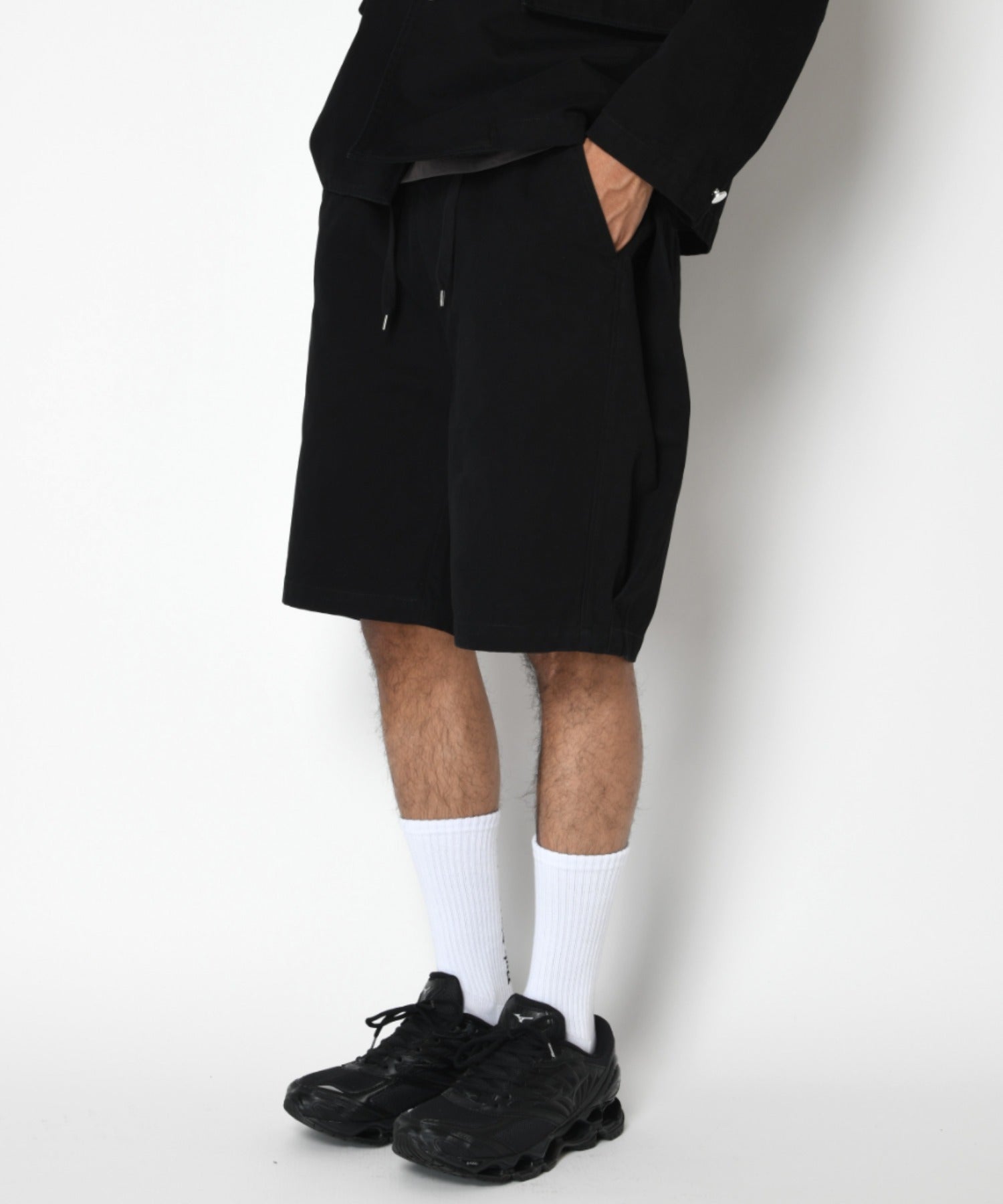 Pigment dyed Twill side-tuck shorts - black