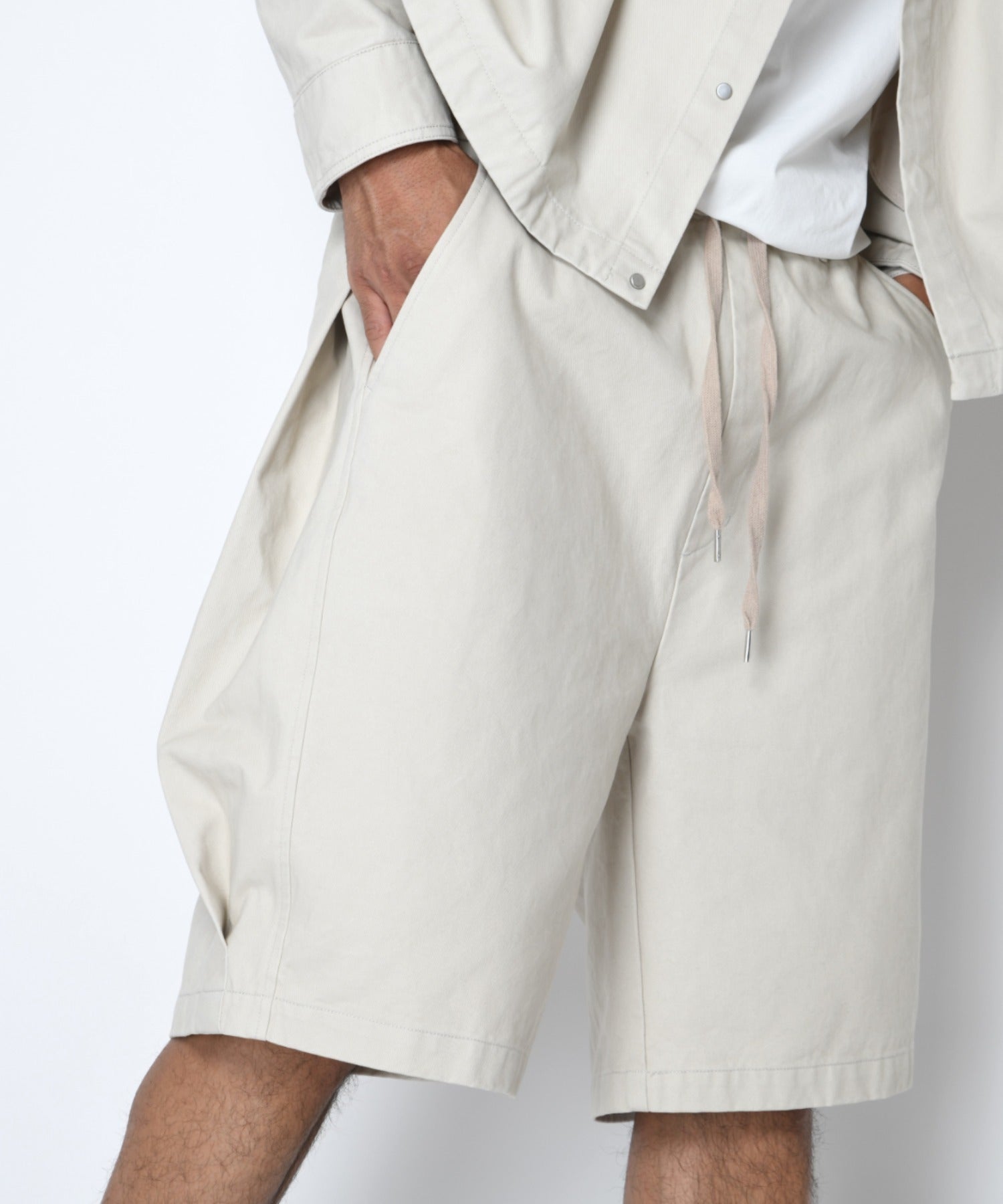 Pigment dyed Twill side-tuck shorts - ivory