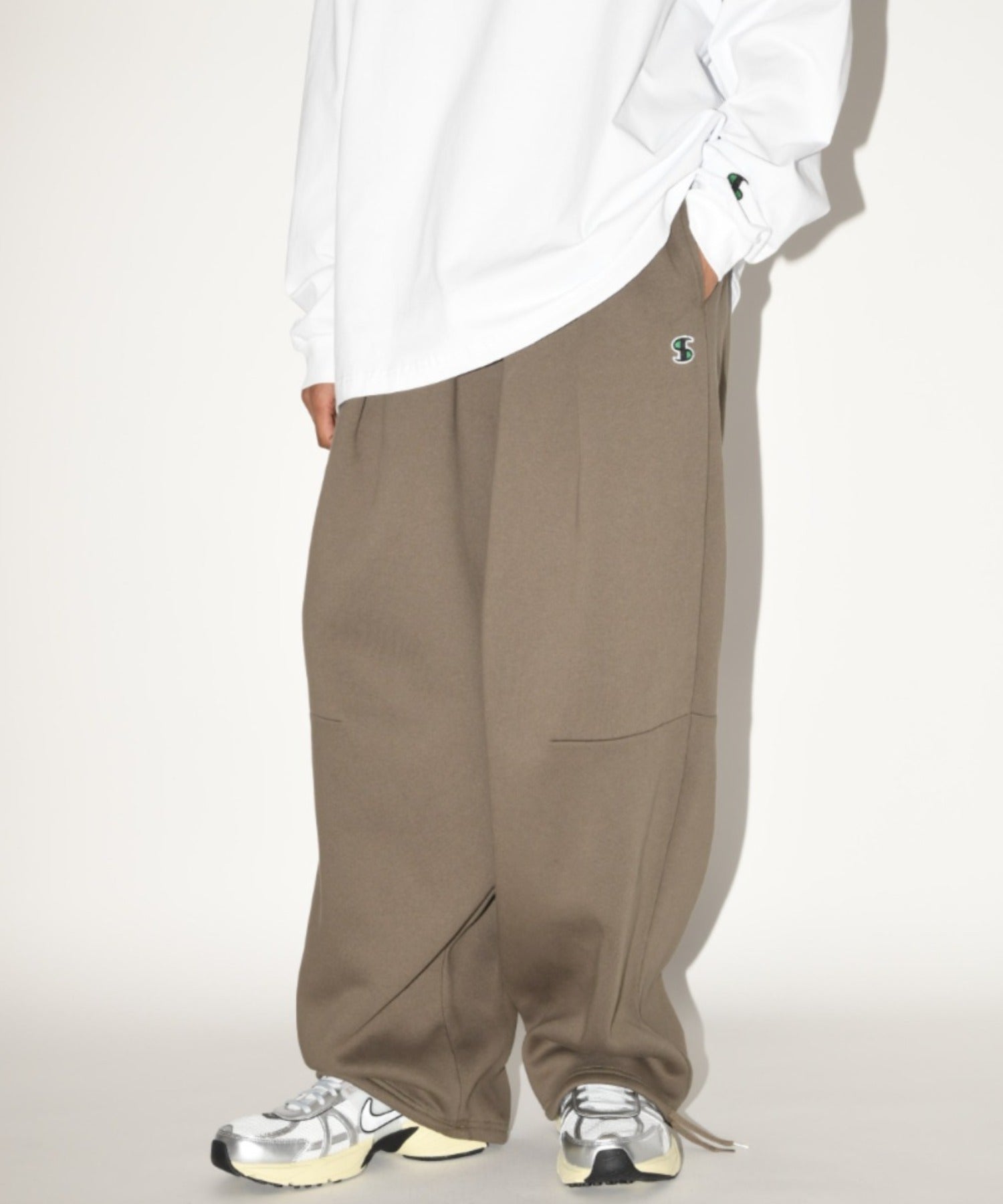 Wide tuck sweat trousers - almond green