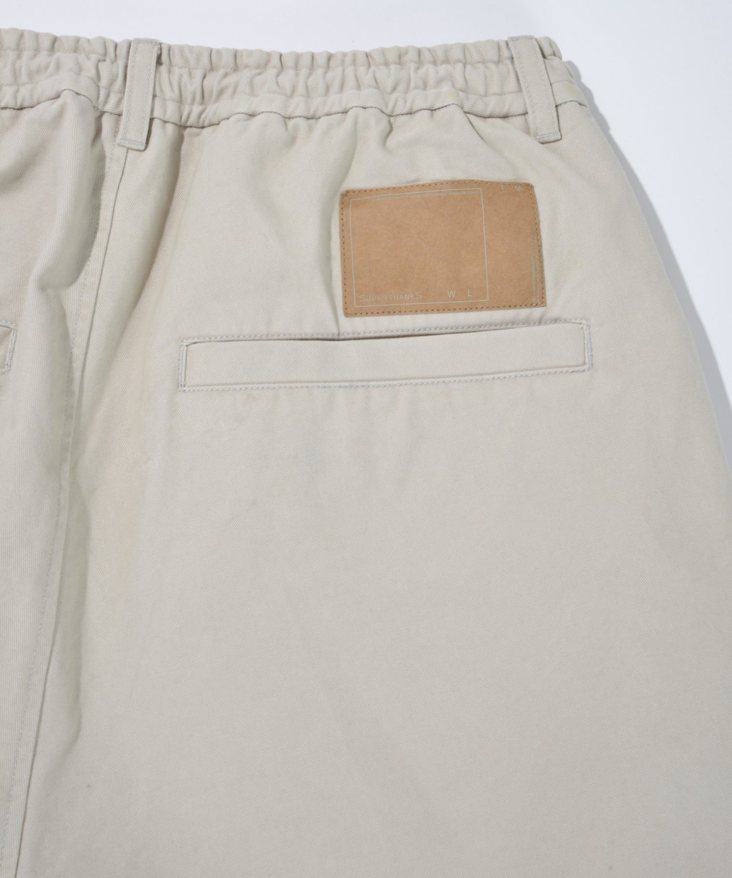 Pigment dyed Twill side-tuck shorts - beige