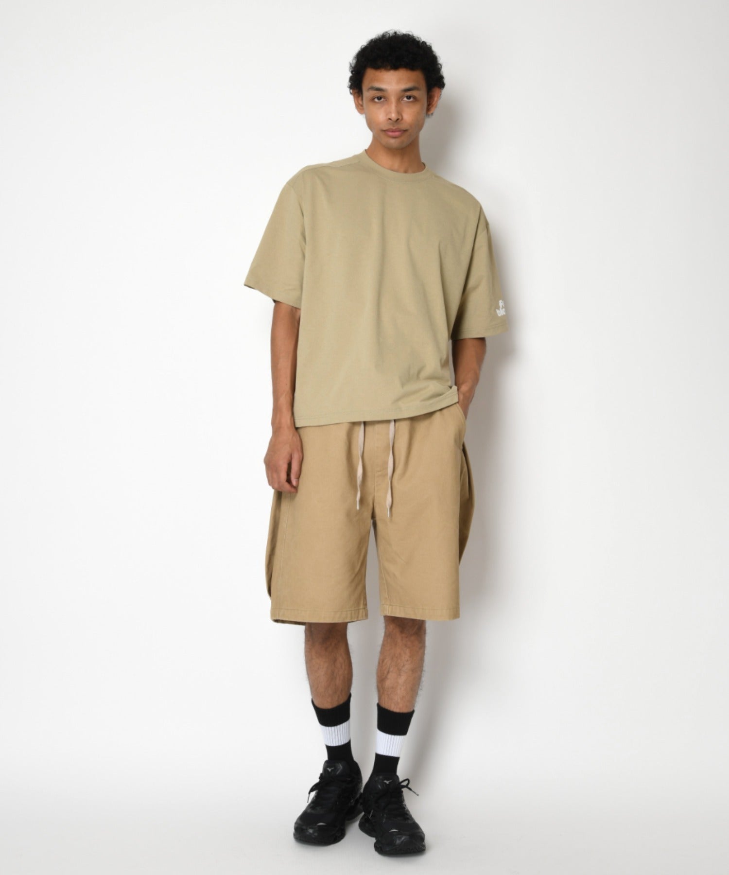 Pigment dyed Twill side-tuck shorts - beige
