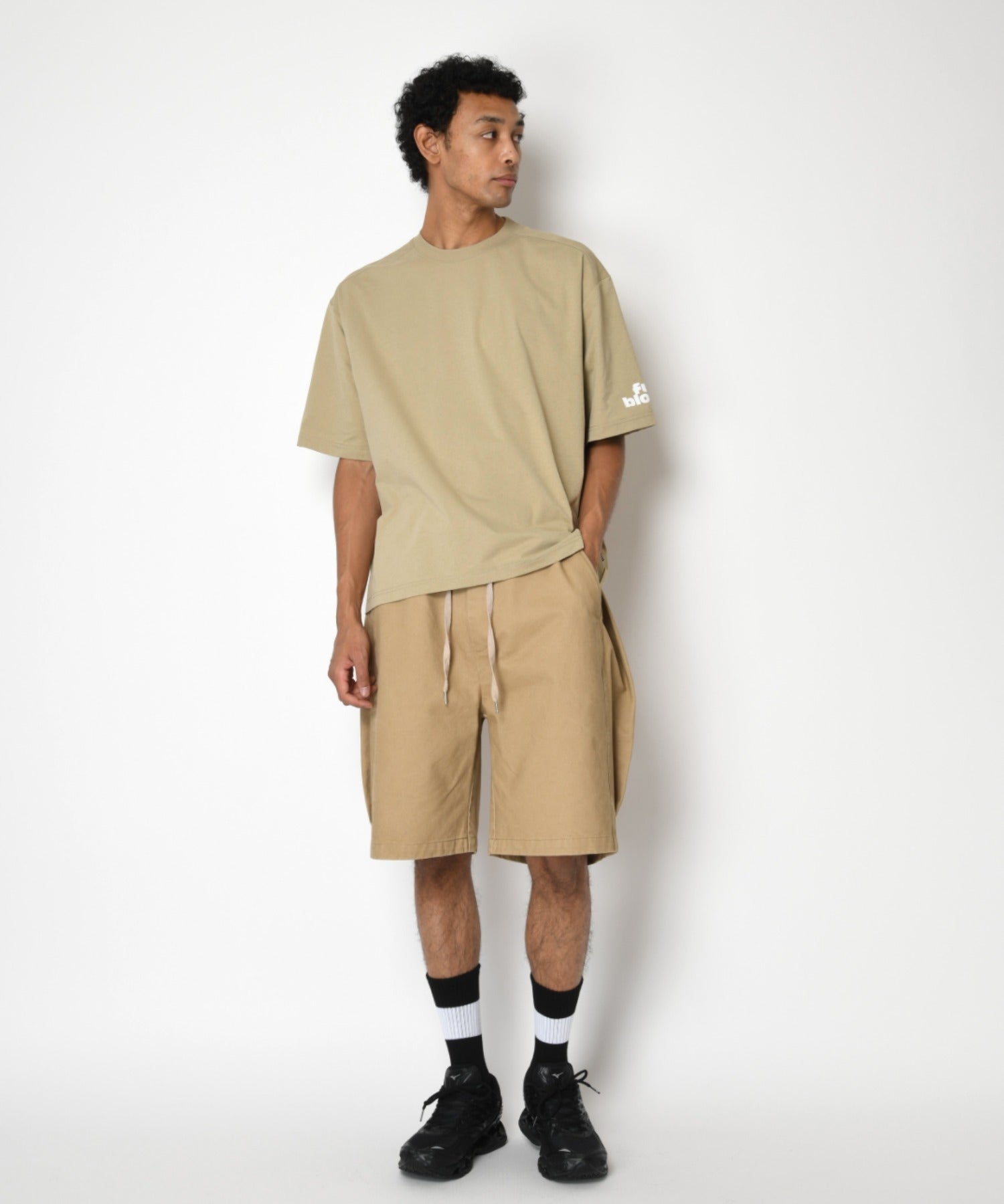 Pigment dyed Twill side-tuck shorts - beige