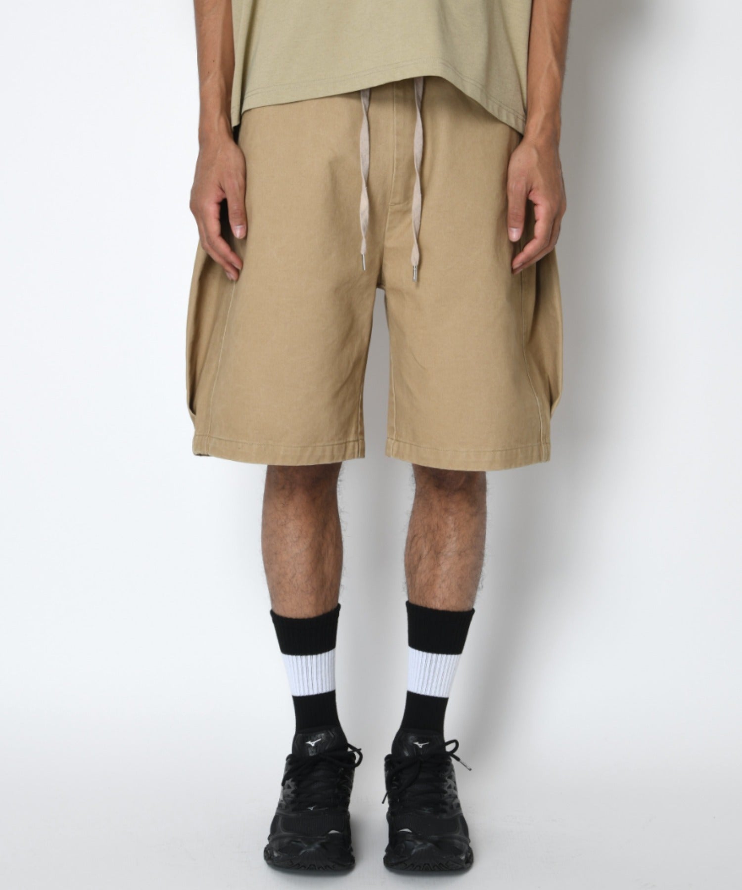 Pigment dyed Twill side-tuck shorts - beige