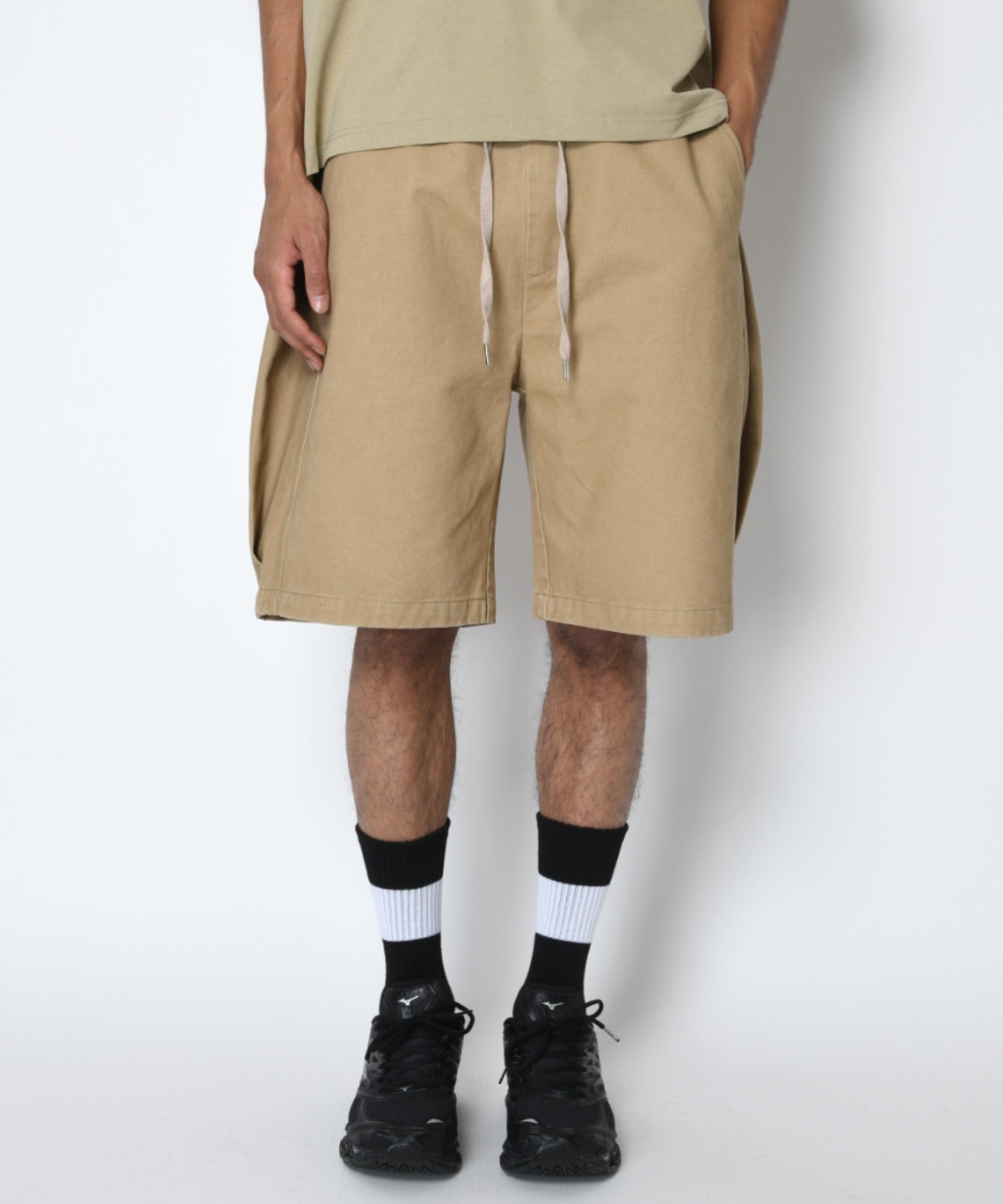 Pigment dyed Twill side-tuck shorts - beige