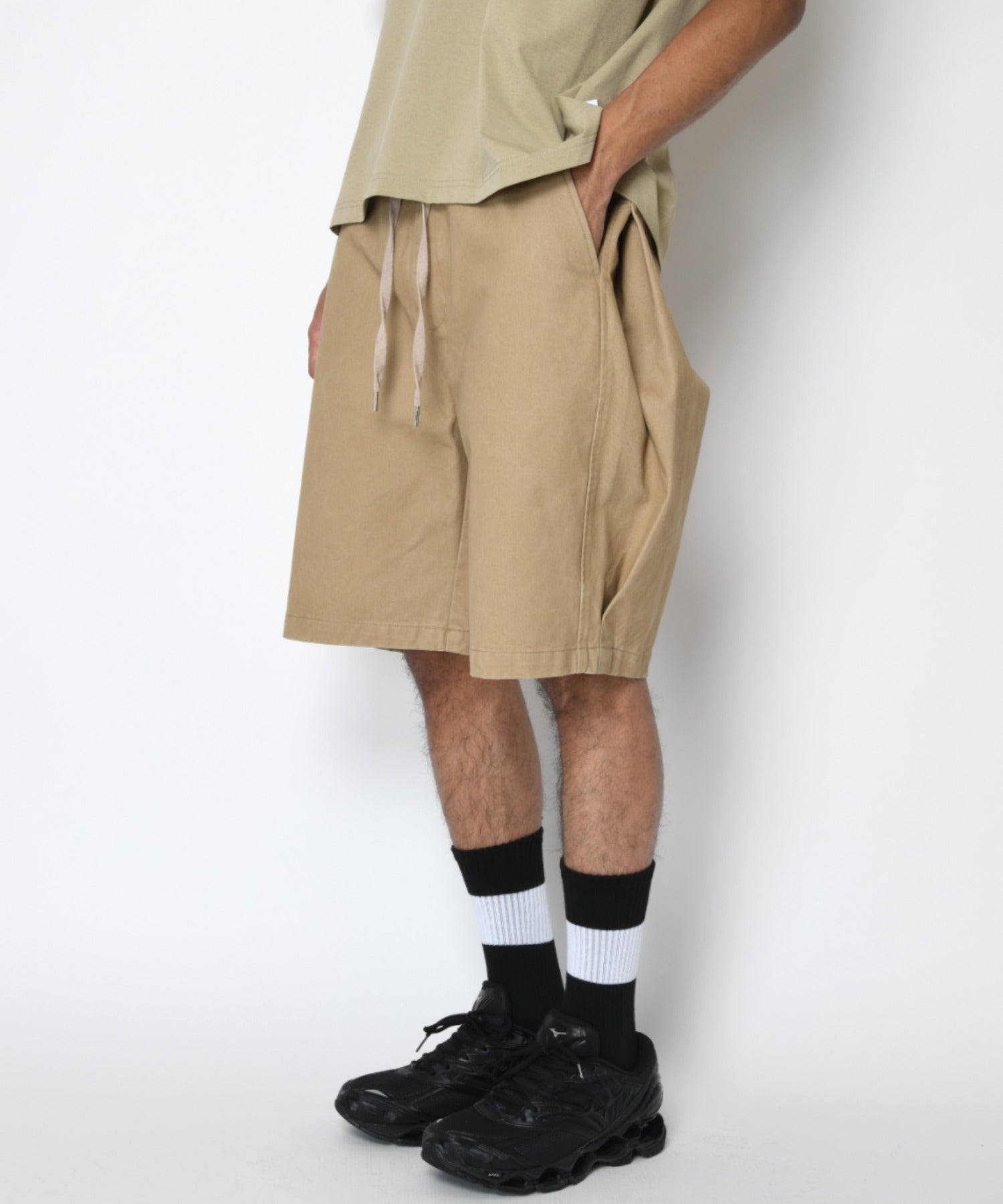 Pigment dyed Twill side-tuck shorts - beige