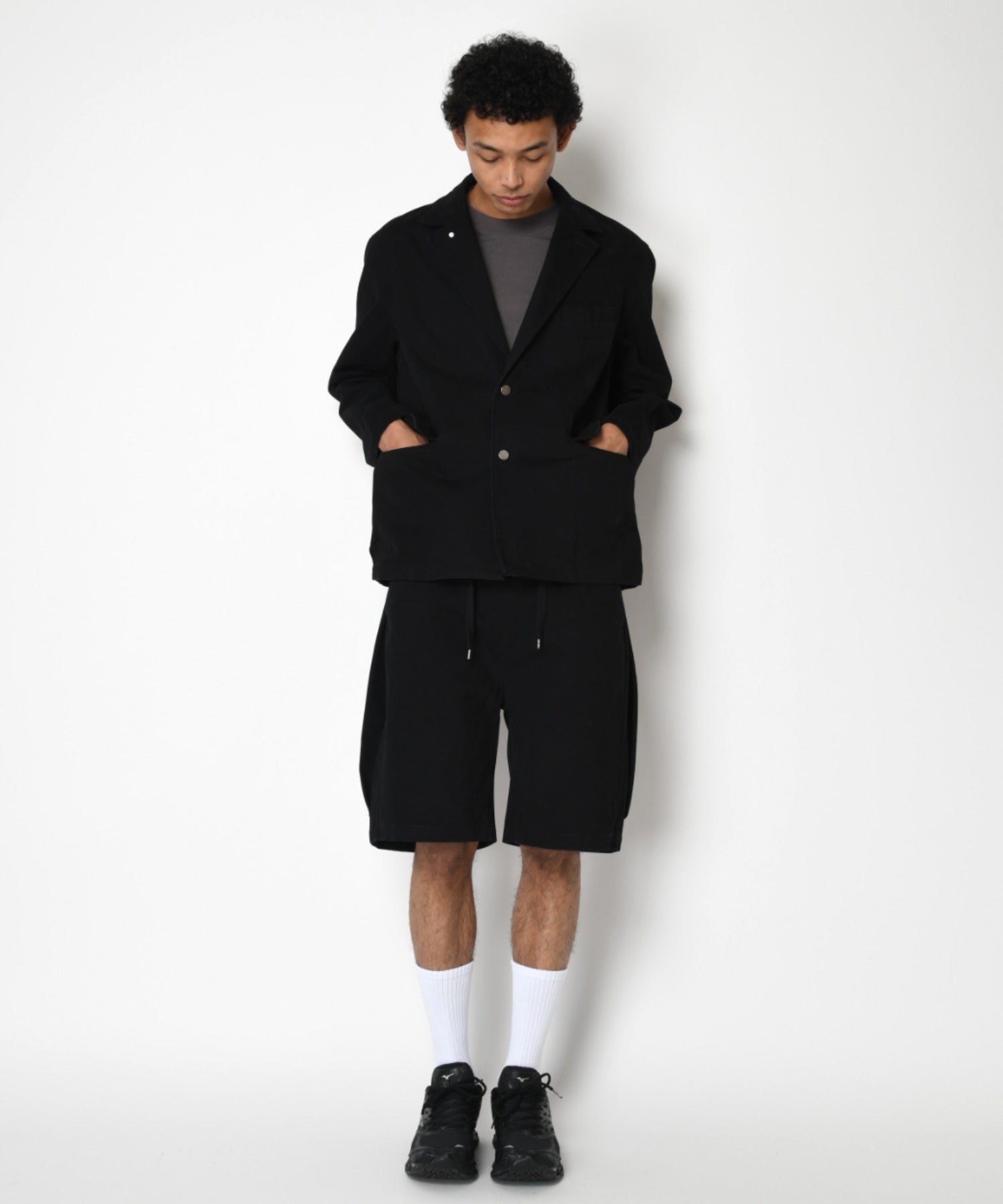 Pigment dyed Twill side-tuck shorts - black