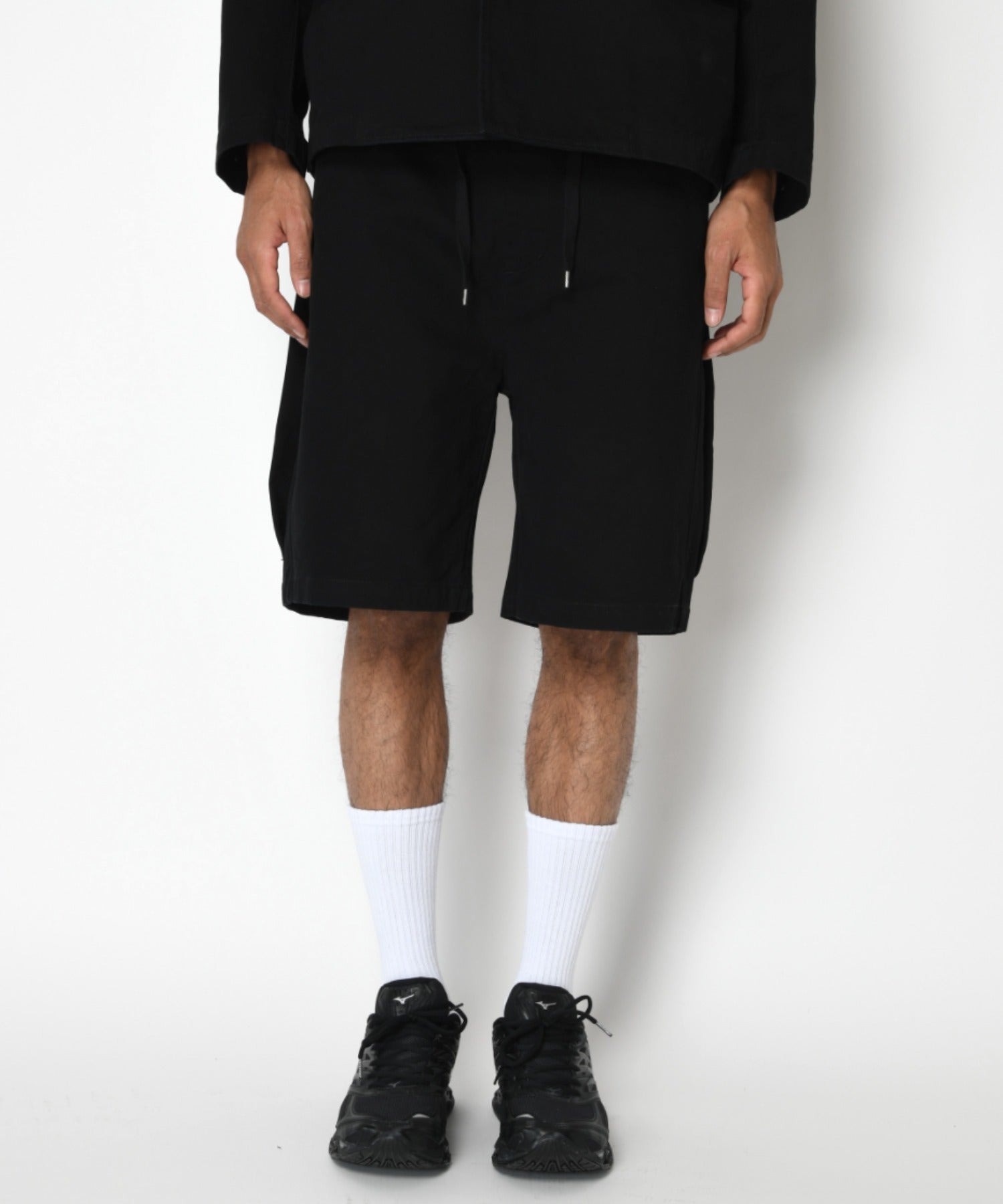 Pigment dyed Twill side-tuck shorts - black