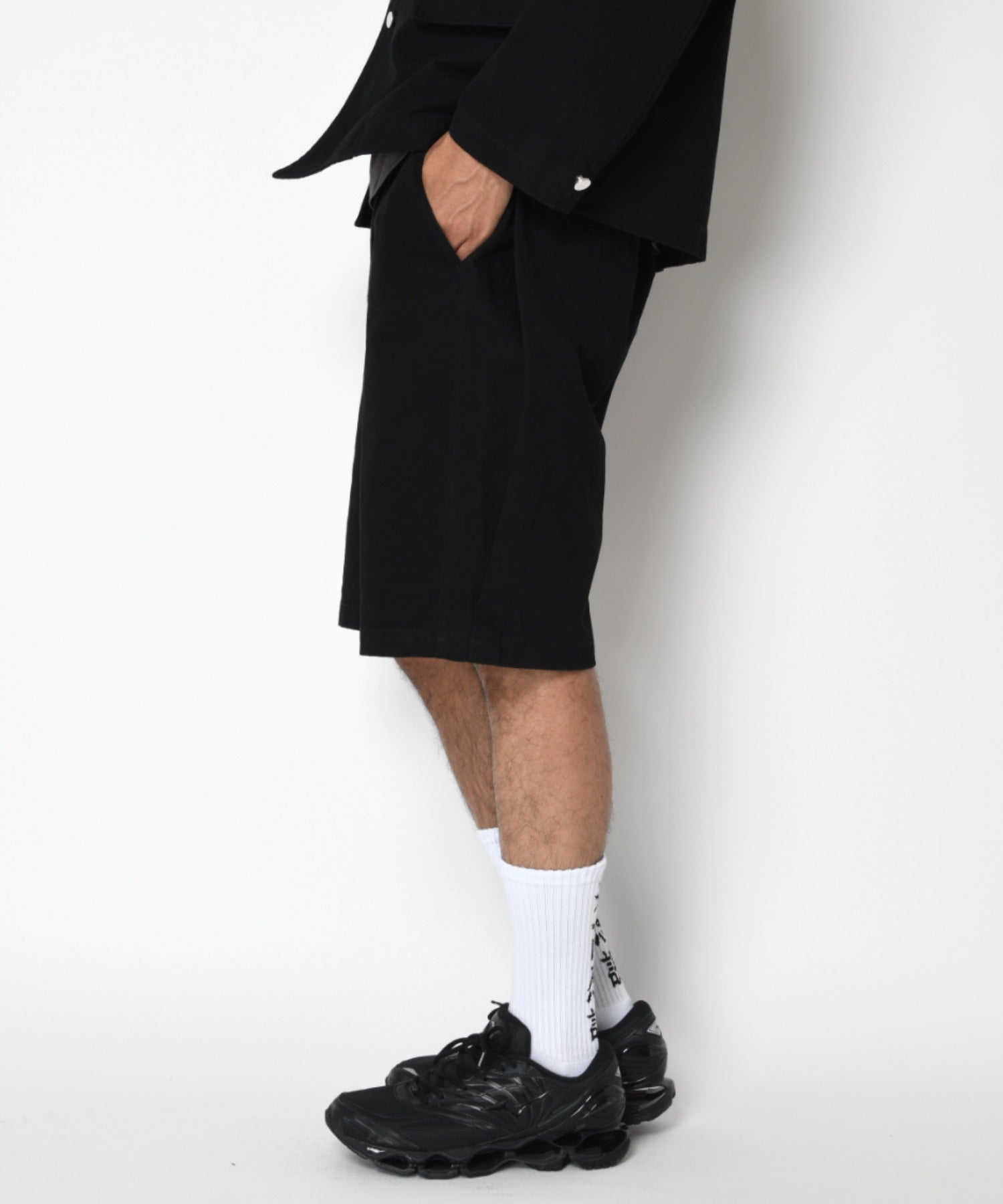 Pigment dyed Twill side-tuck shorts - black
