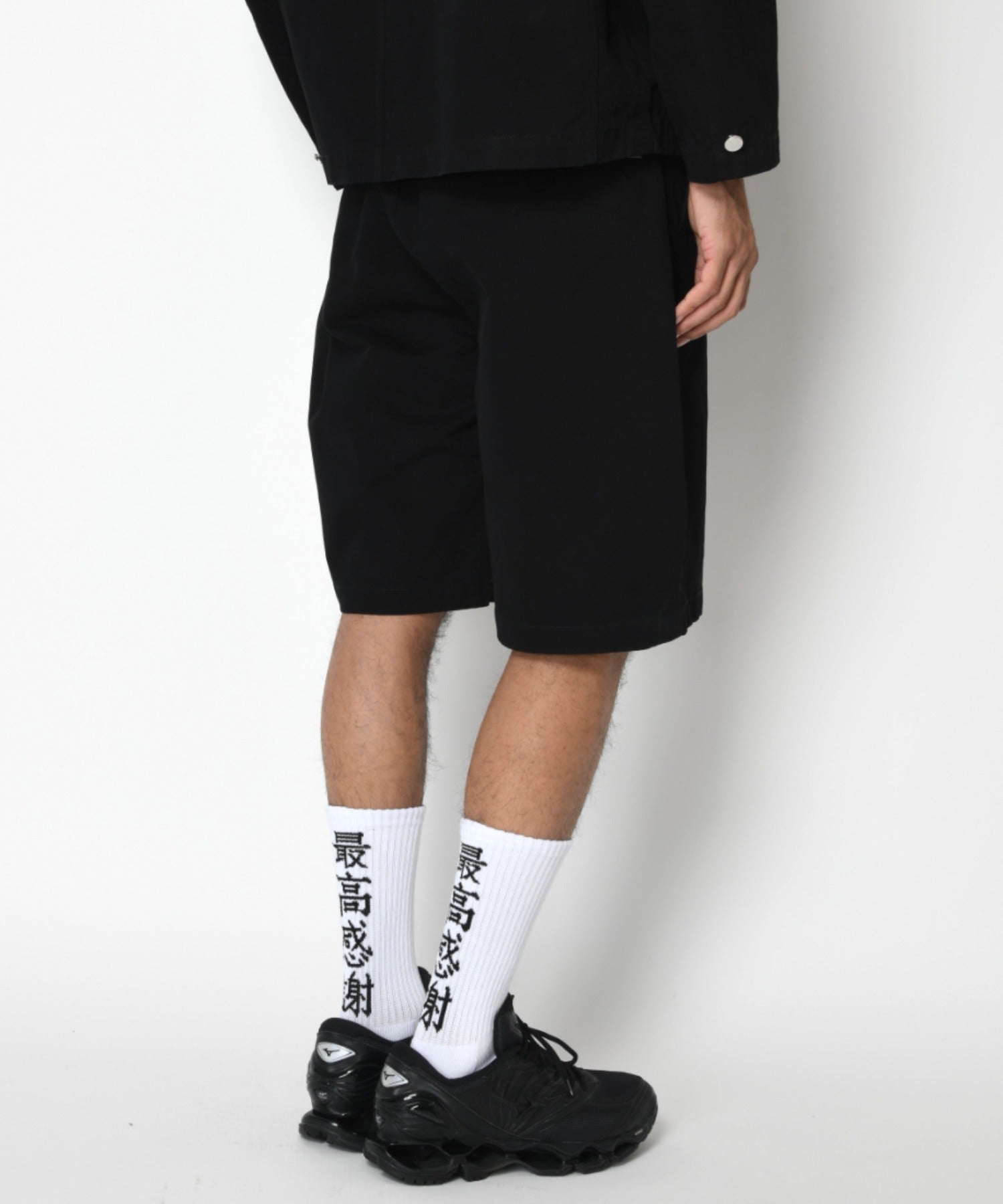 Pigment dyed Twill side-tuck shorts - black