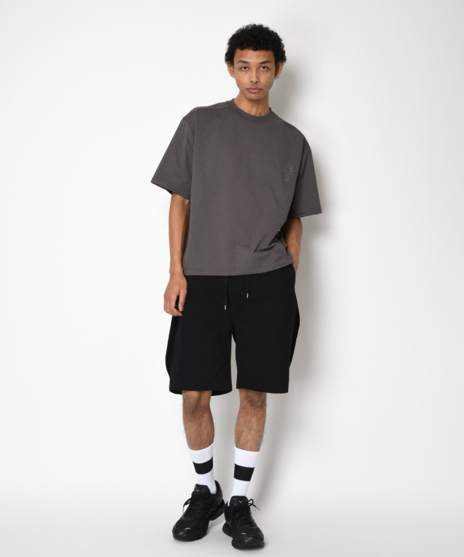 Pigment dyed Twill side-tuck shorts - black