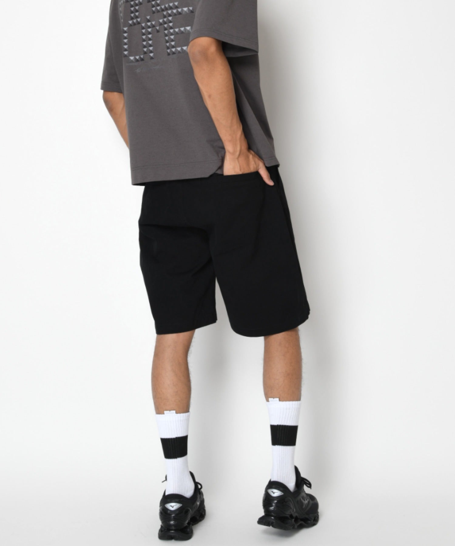 Pigment dyed Twill side-tuck shorts - black