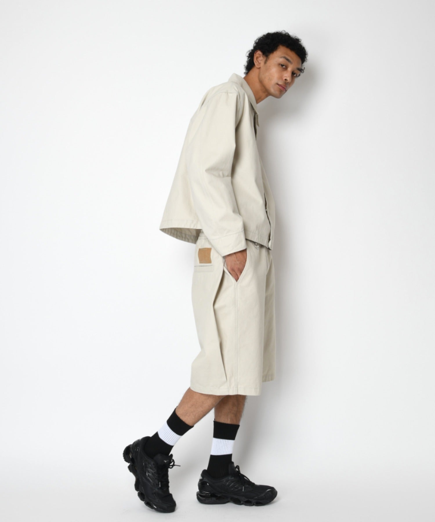 Pigment dyed Twill side-tuck shorts - ivory