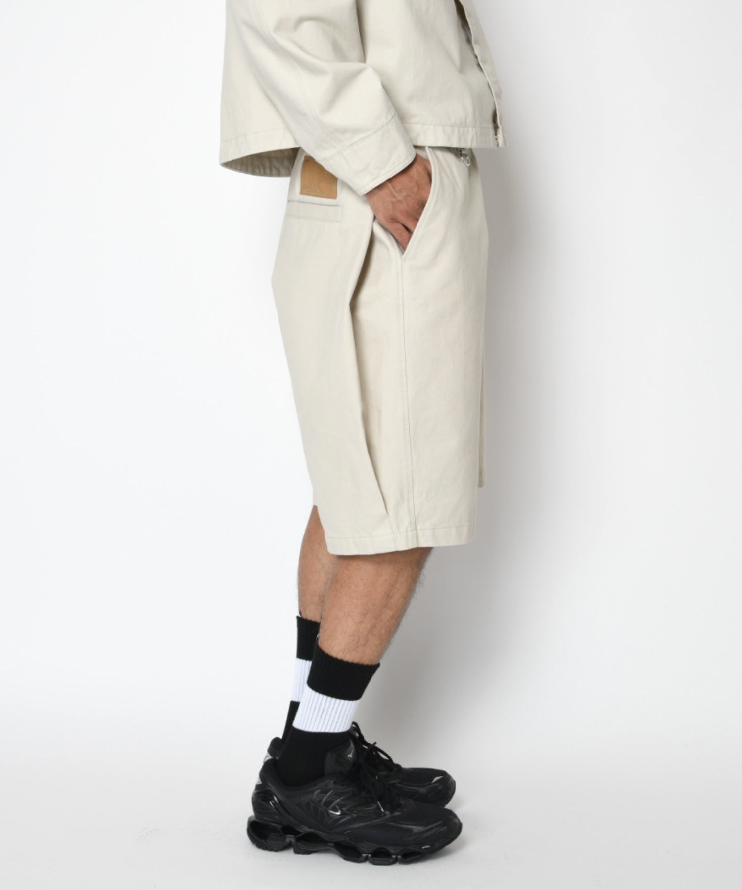 Pigment dyed Twill side-tuck shorts - ivory