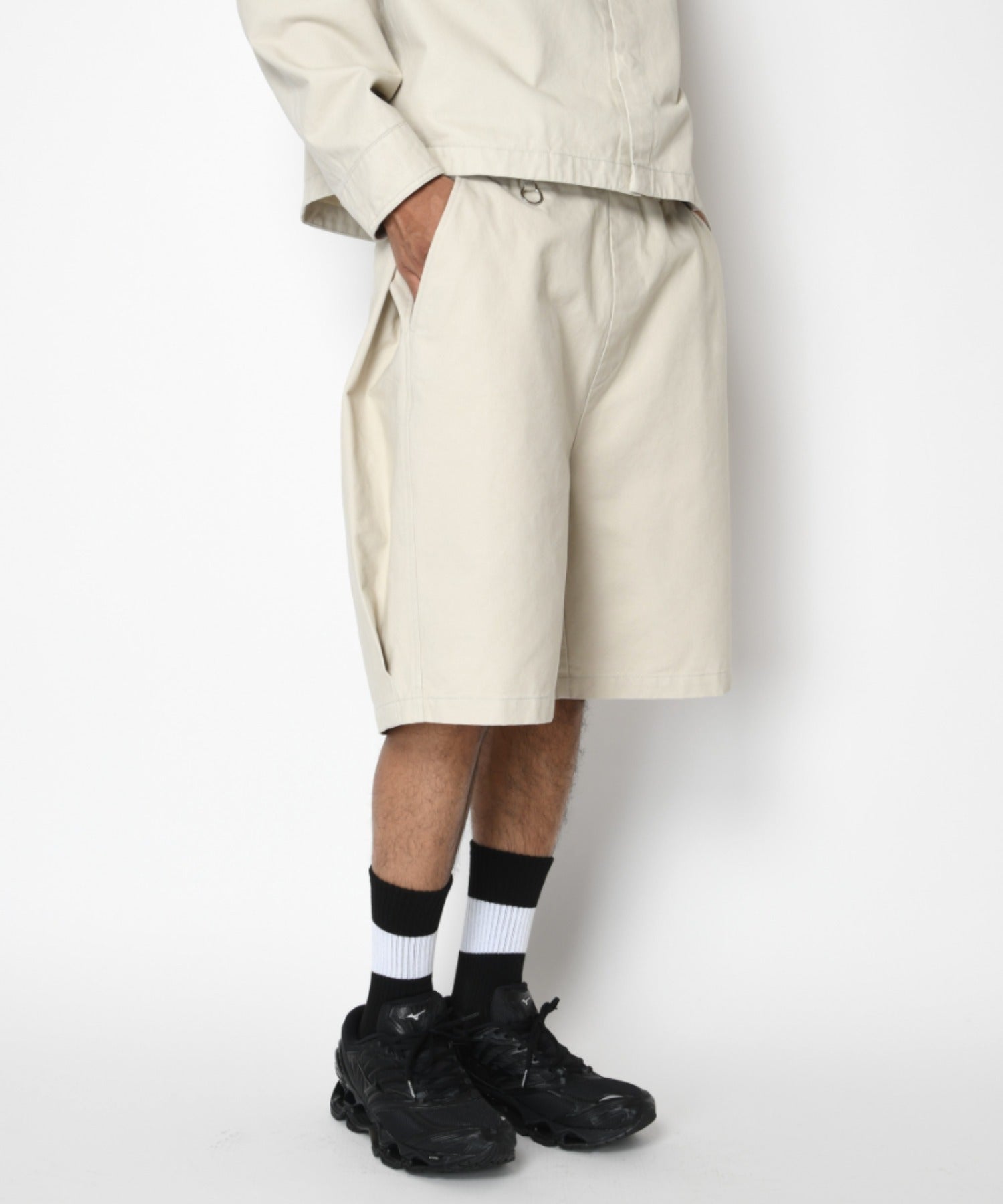 Pigment dyed Twill side-tuck shorts - ivory