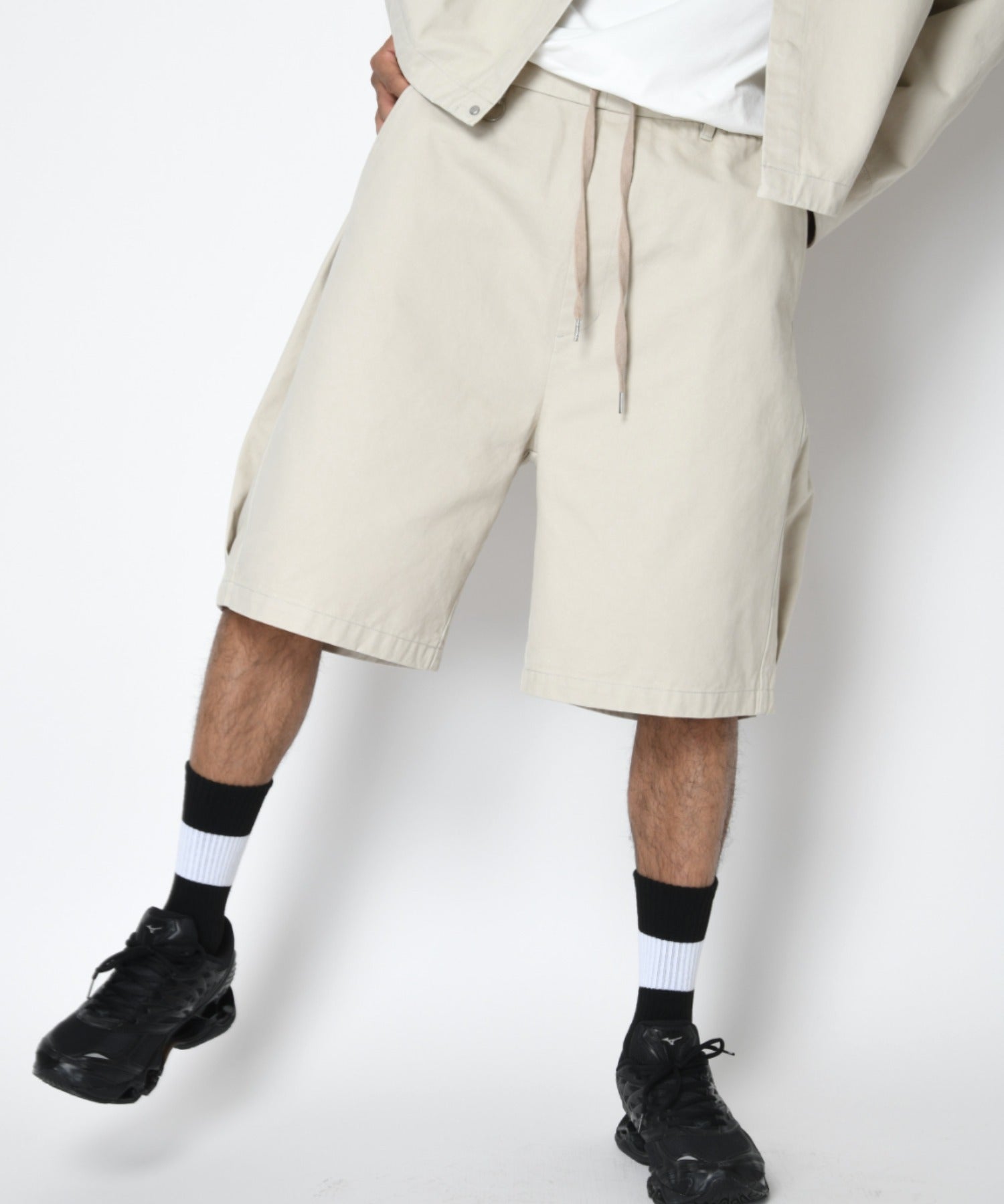 Pigment dyed Twill side-tuck shorts - ivory