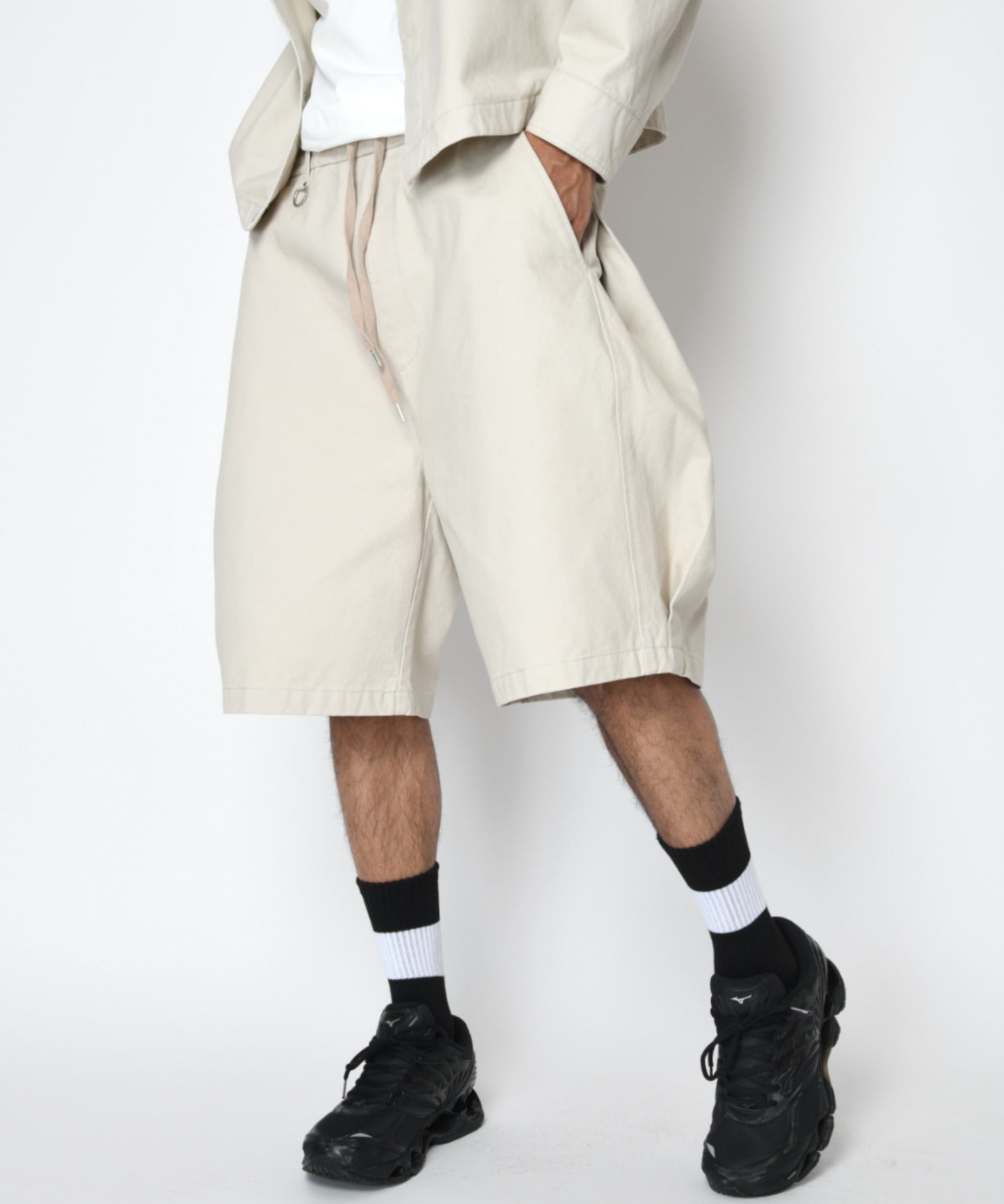 Pigment dyed Twill side-tuck shorts - ivory