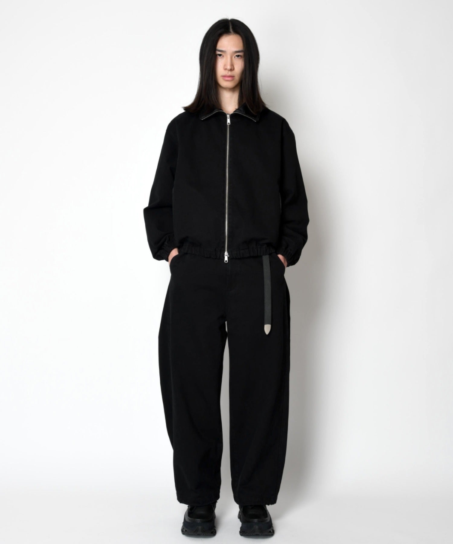 Pigment dyed side-tuck wide trousers - black