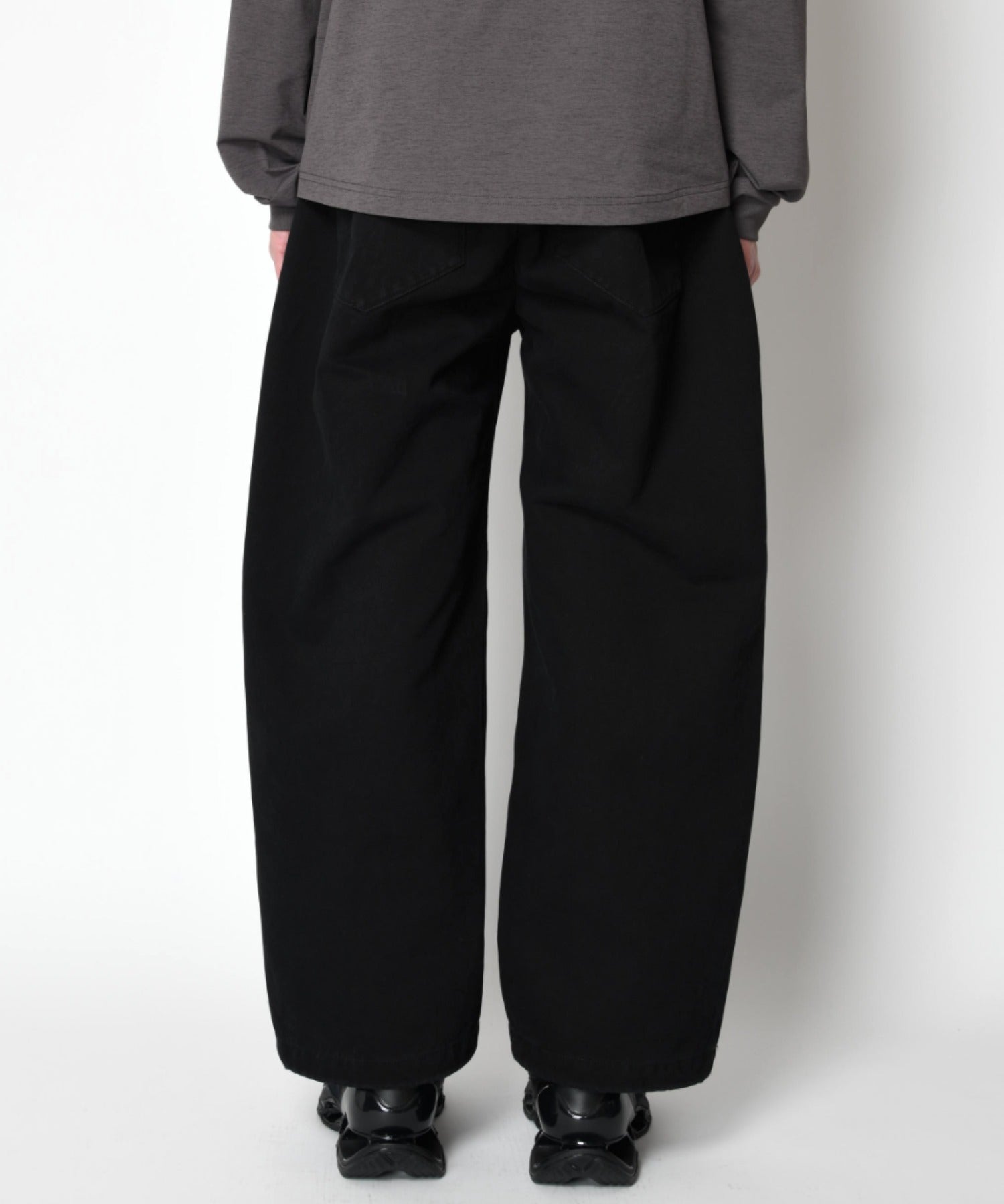 Pigment dyed side-tuck wide trousers - black