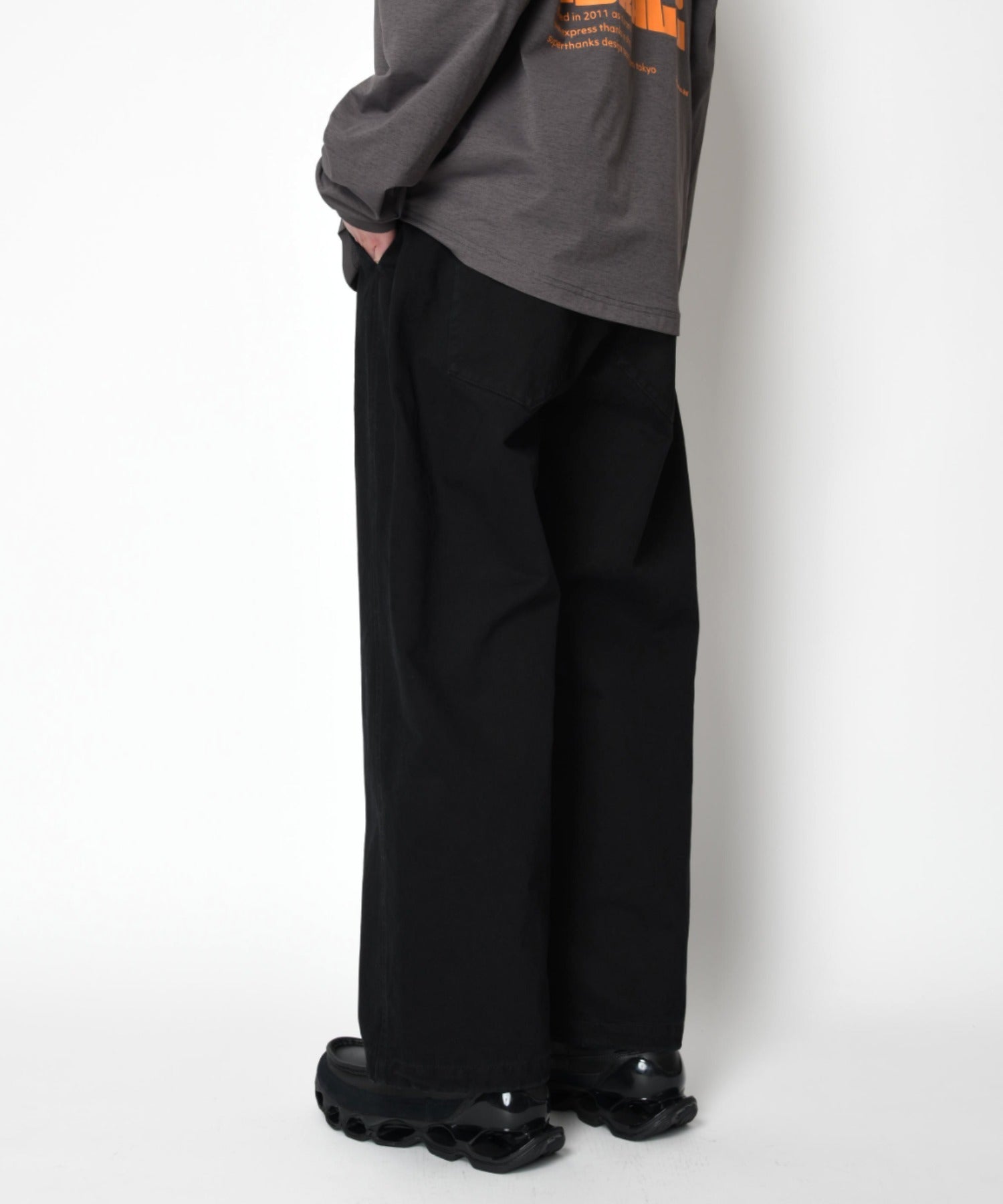 Pigment dyed side-tuck wide trousers - black