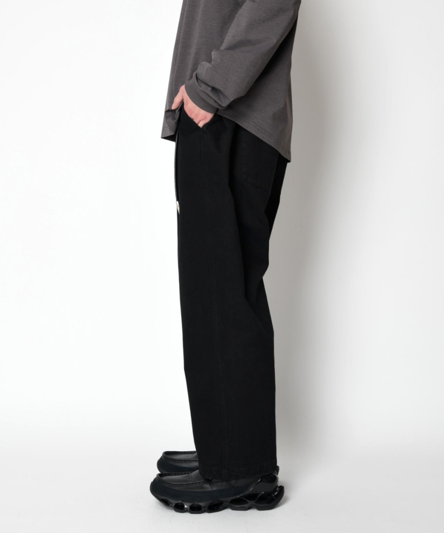 Pigment dyed side-tuck wide trousers - black
