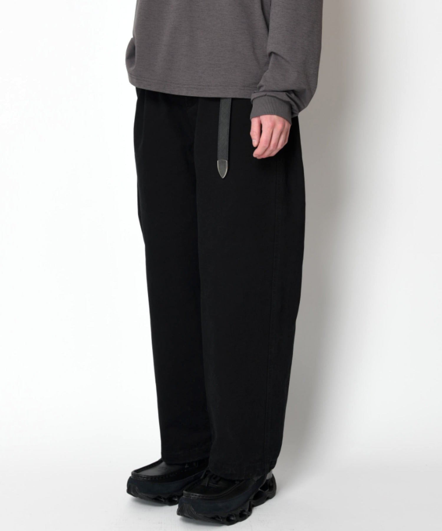 Pigment dyed side-tuck wide trousers - black