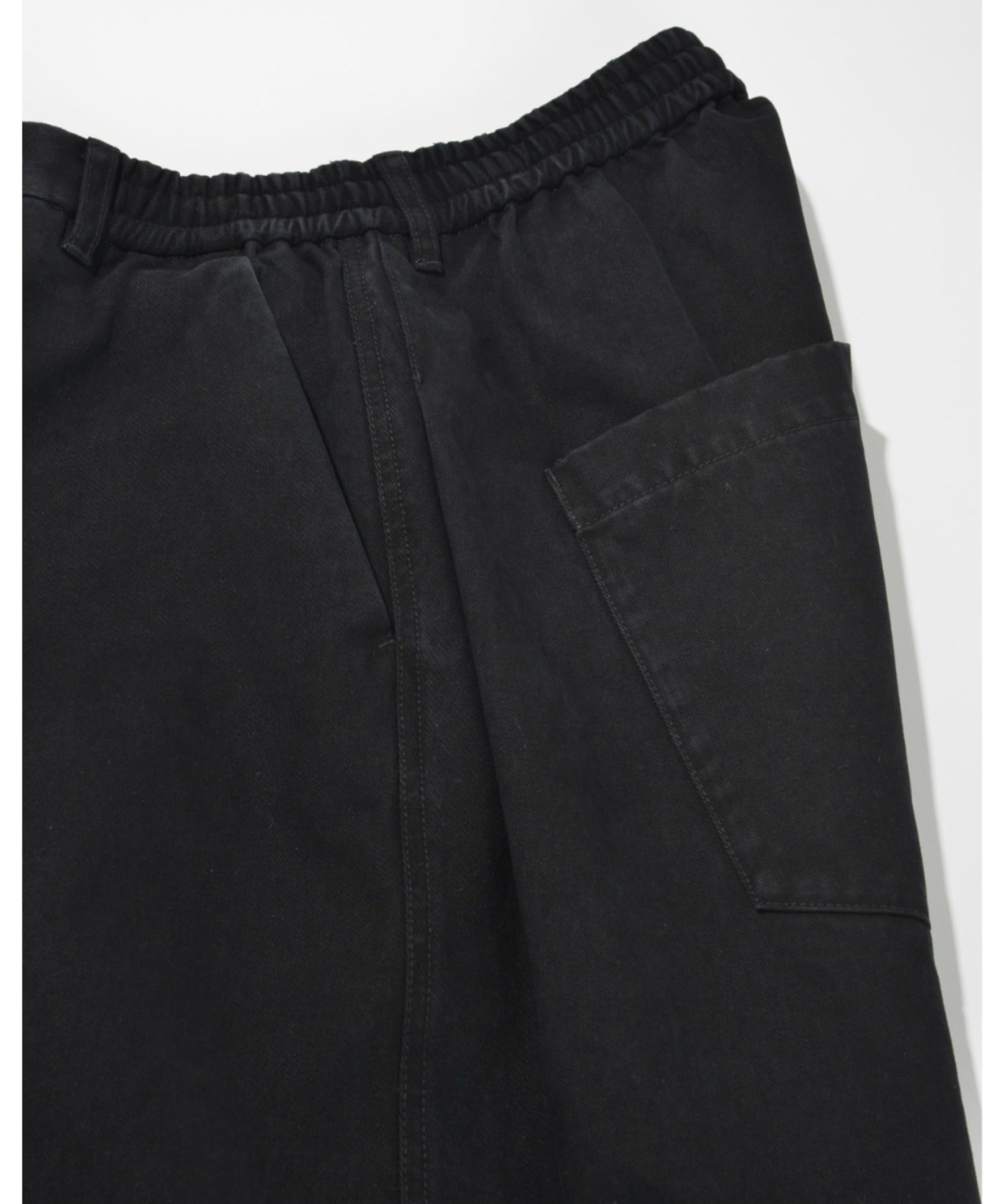 Pigment dyed side-tuck wide trousers - black