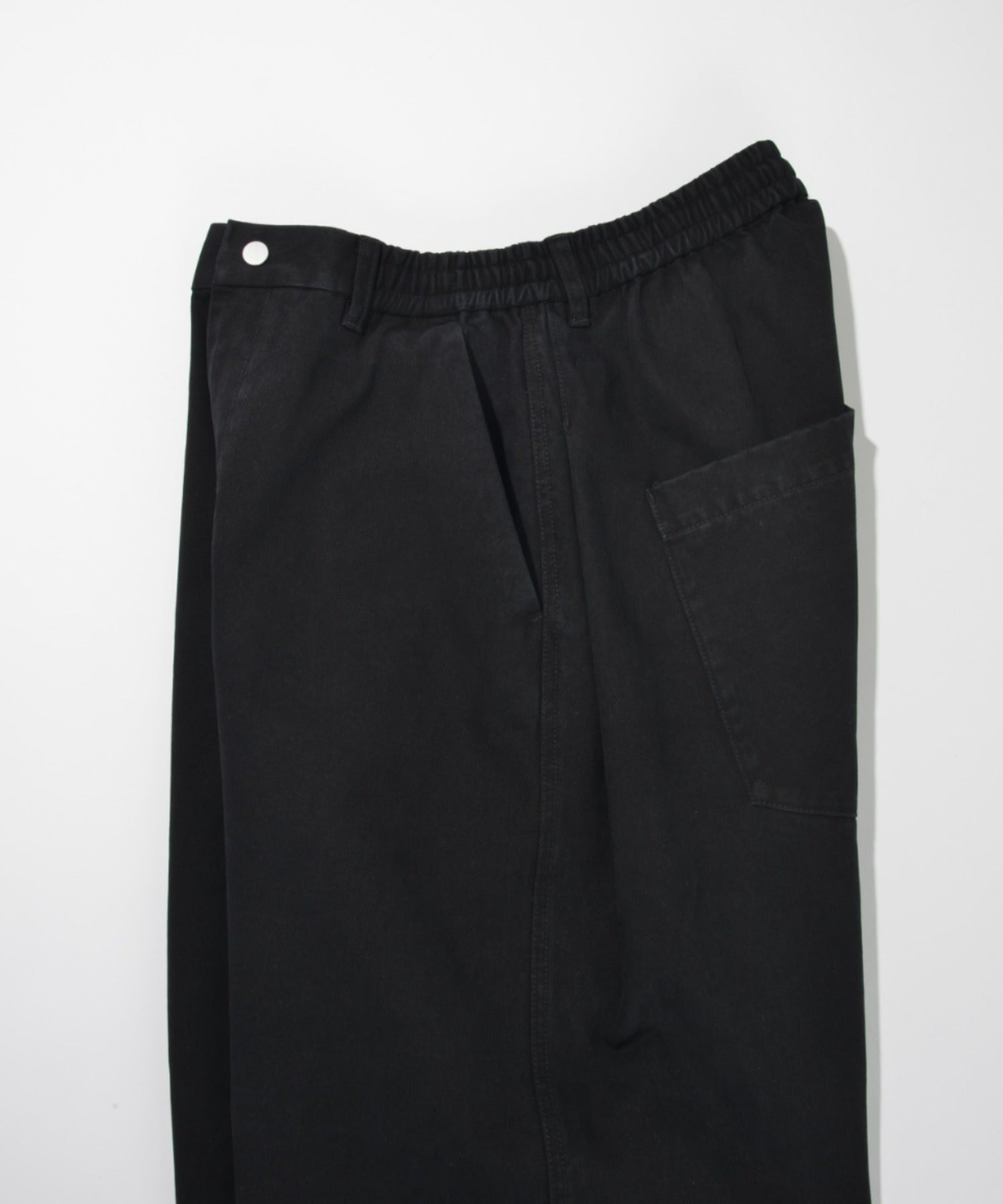 Pigment dyed side-tuck wide trousers - black